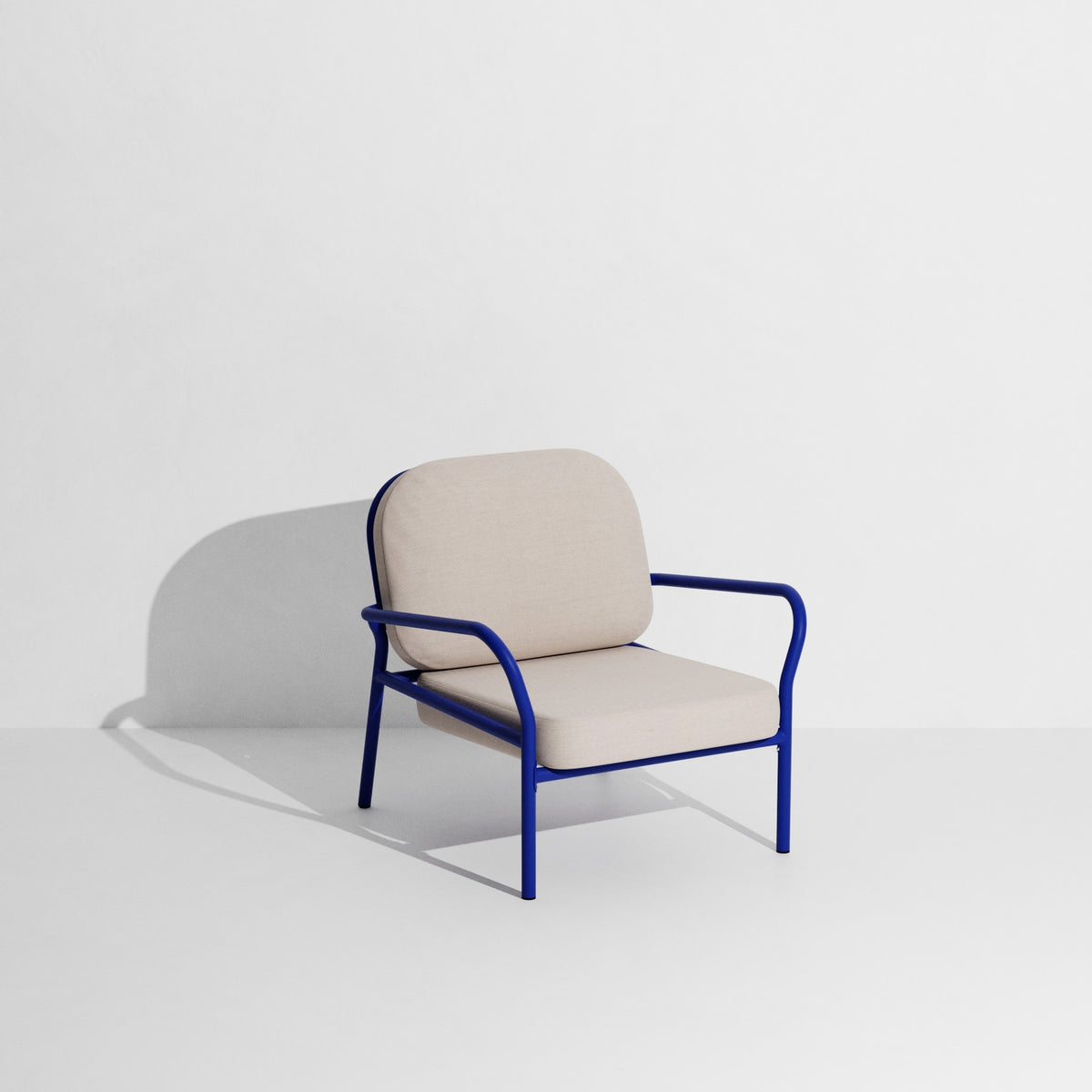 Week-End Gartenbank mit Armlehne in Blue präsentiert im Onlineshop von KAQTU Design AG. Gartenbank ist von Petite Friture