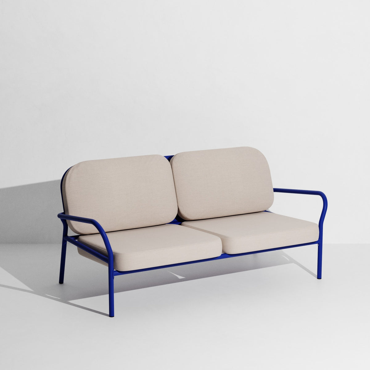 Week-End Gartenbank mit Armlehne in Blue präsentiert im Onlineshop von KAQTU Design AG. Gartenbank ist von Petite Friture