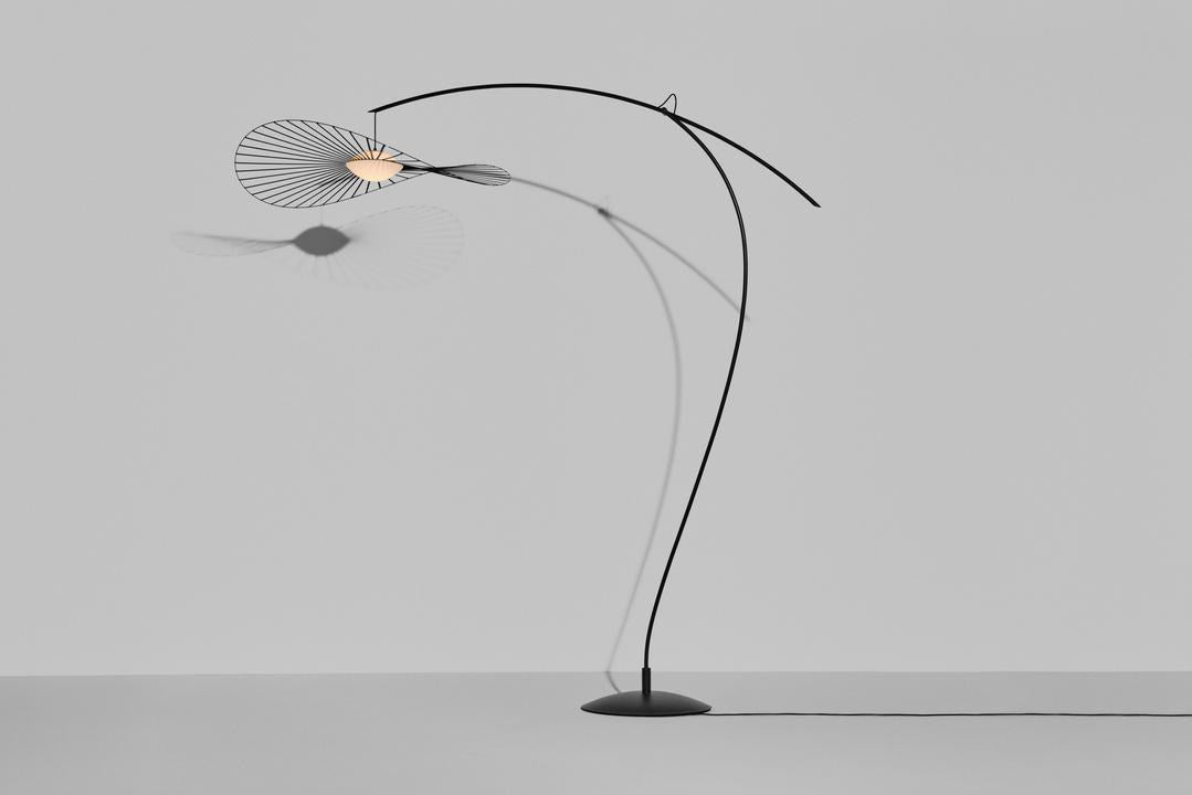 Vertigo Nova Stehleuchte in Black präsentiert im Onlineshop von KAQTU Design AG. Stehleuchte ist von Petite Friture