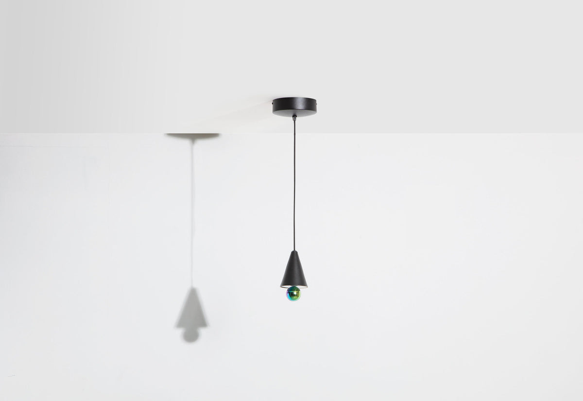 Cherry Pendelleuchte XS in Black präsentiert im Onlineshop von KAQTU Design AG. Pendelleuchte ist von Petite Friture
