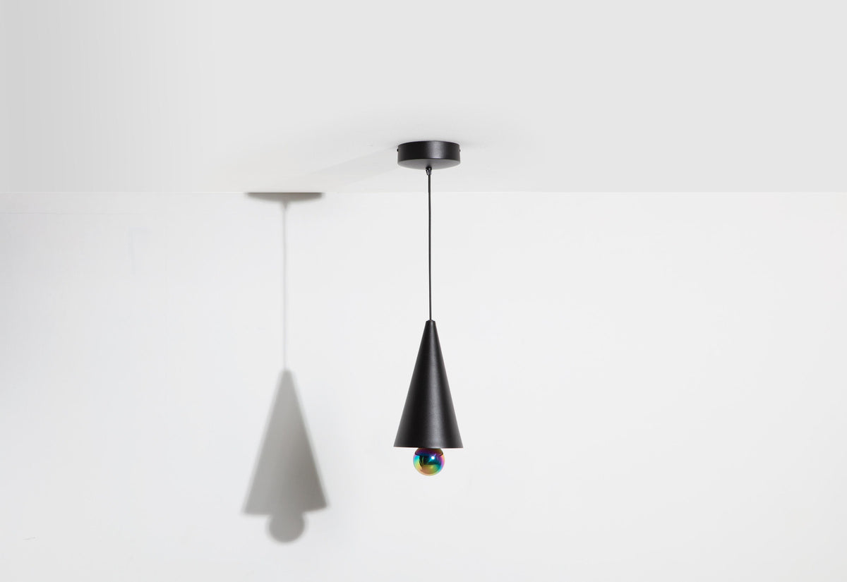 Cherry Pendelleuchte S in Black präsentiert im Onlineshop von KAQTU Design AG. Pendelleuchte ist von Petite Friture