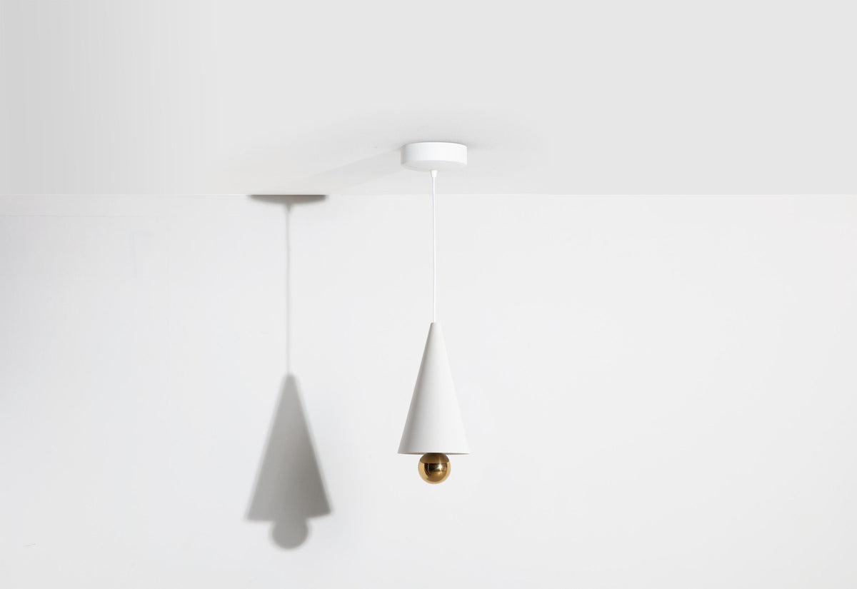 Cherry Pendelleuchte S in White präsentiert im Onlineshop von KAQTU Design AG. Pendelleuchte ist von Petite Friture