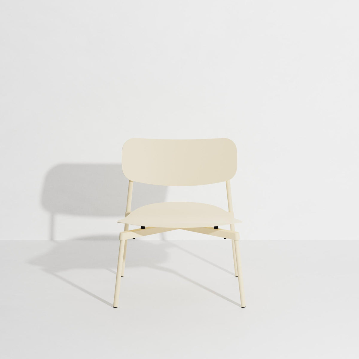 Fromme Lounge chair in Ivory präsentiert im Onlineshop von KAQTU Design AG. Sessel mit Armlehnen ist von Petite Friture