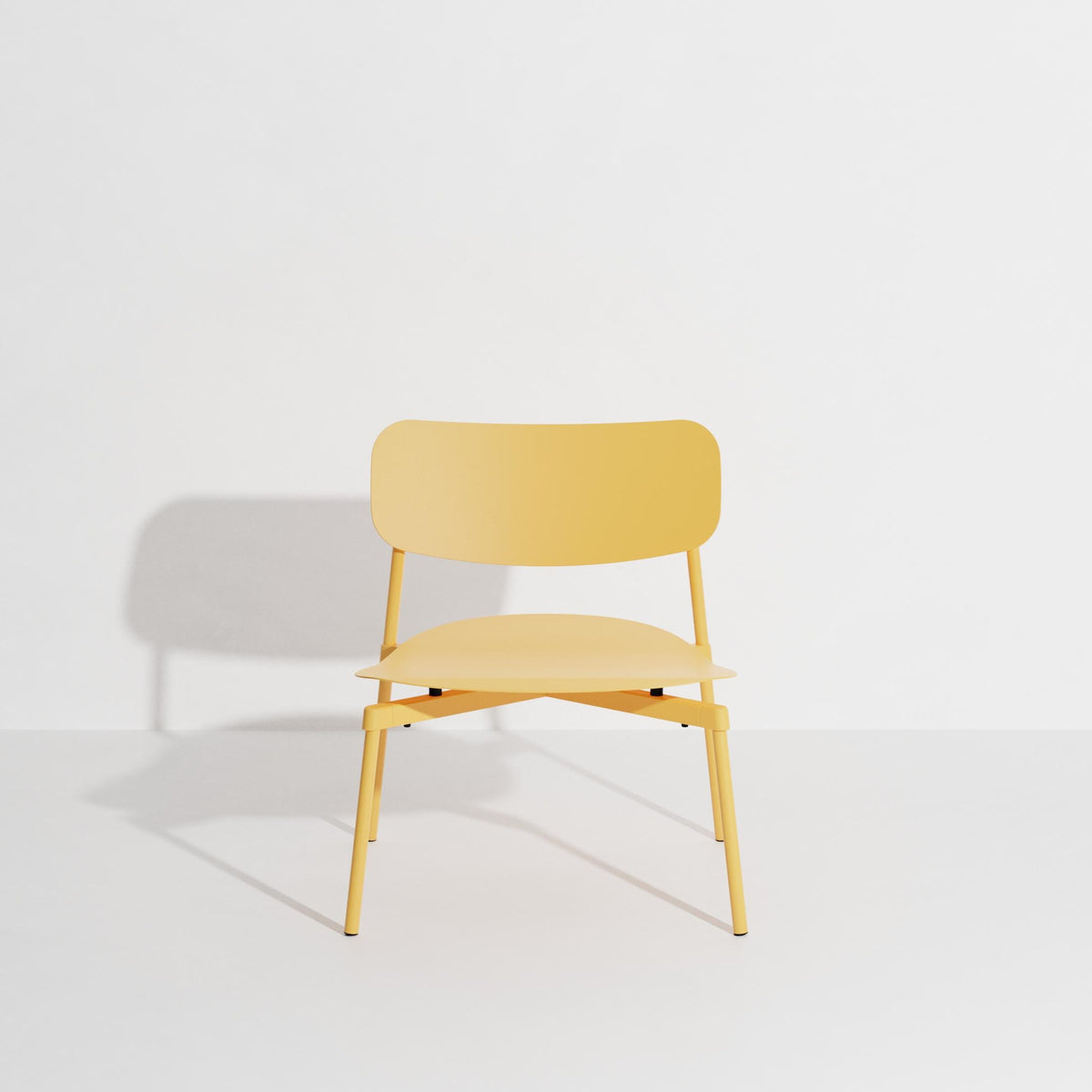 Fromme Lounge chair in Saffron präsentiert im Onlineshop von KAQTU Design AG. Sessel mit Armlehnen ist von Petite Friture