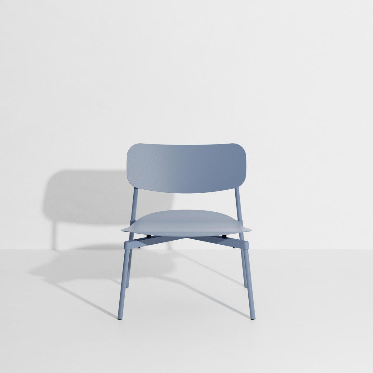 Fromme Lounge chair in Pigeon Blue präsentiert im Onlineshop von KAQTU Design AG. Sessel mit Armlehnen ist von Petite Friture