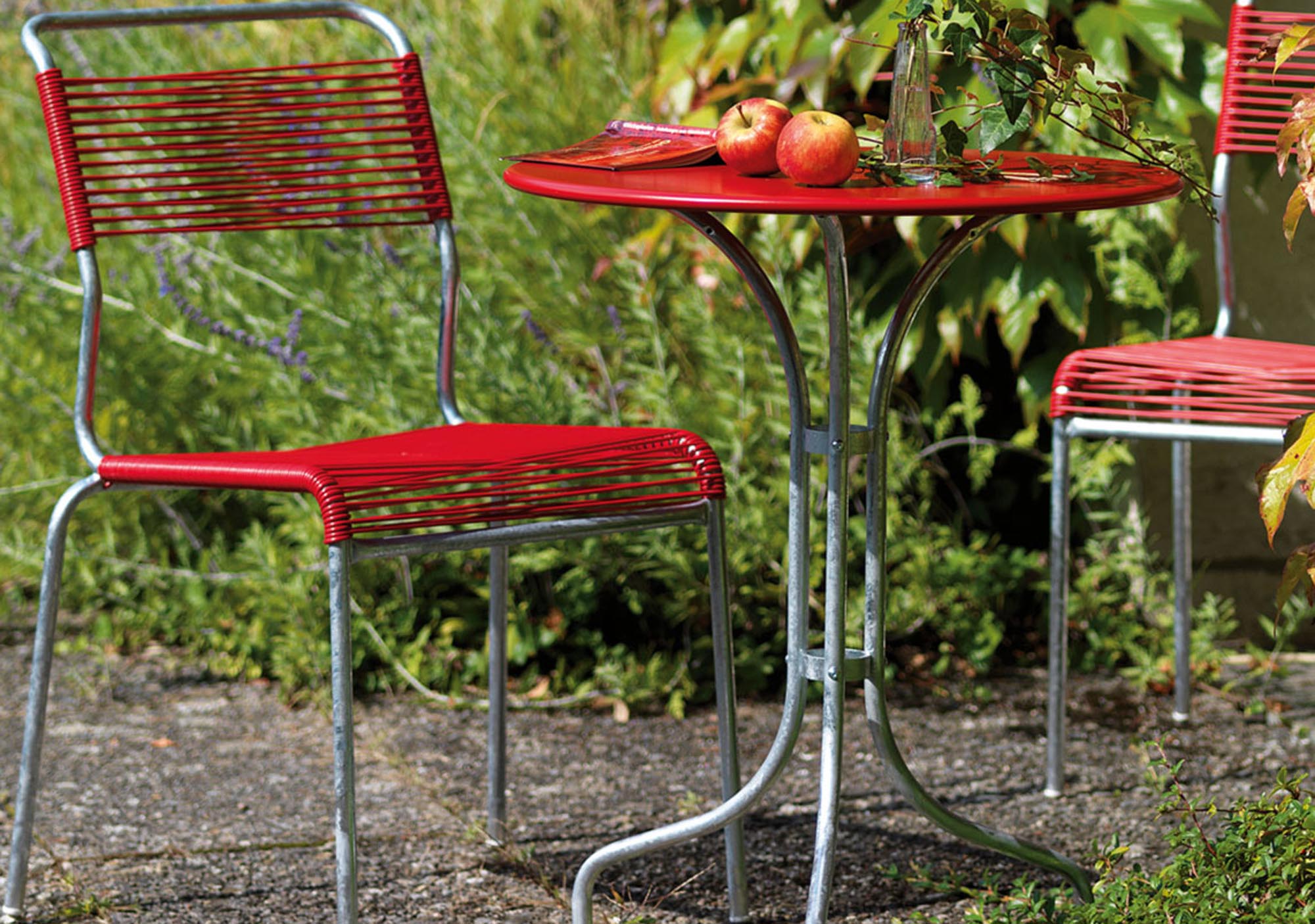 St. Moritz Metall-Gartentisch ø60 in Rot / Feuerverzinkt präsentiert im Onlineshop von KAQTU Design AG. Gartentisch ist von Schaffner
