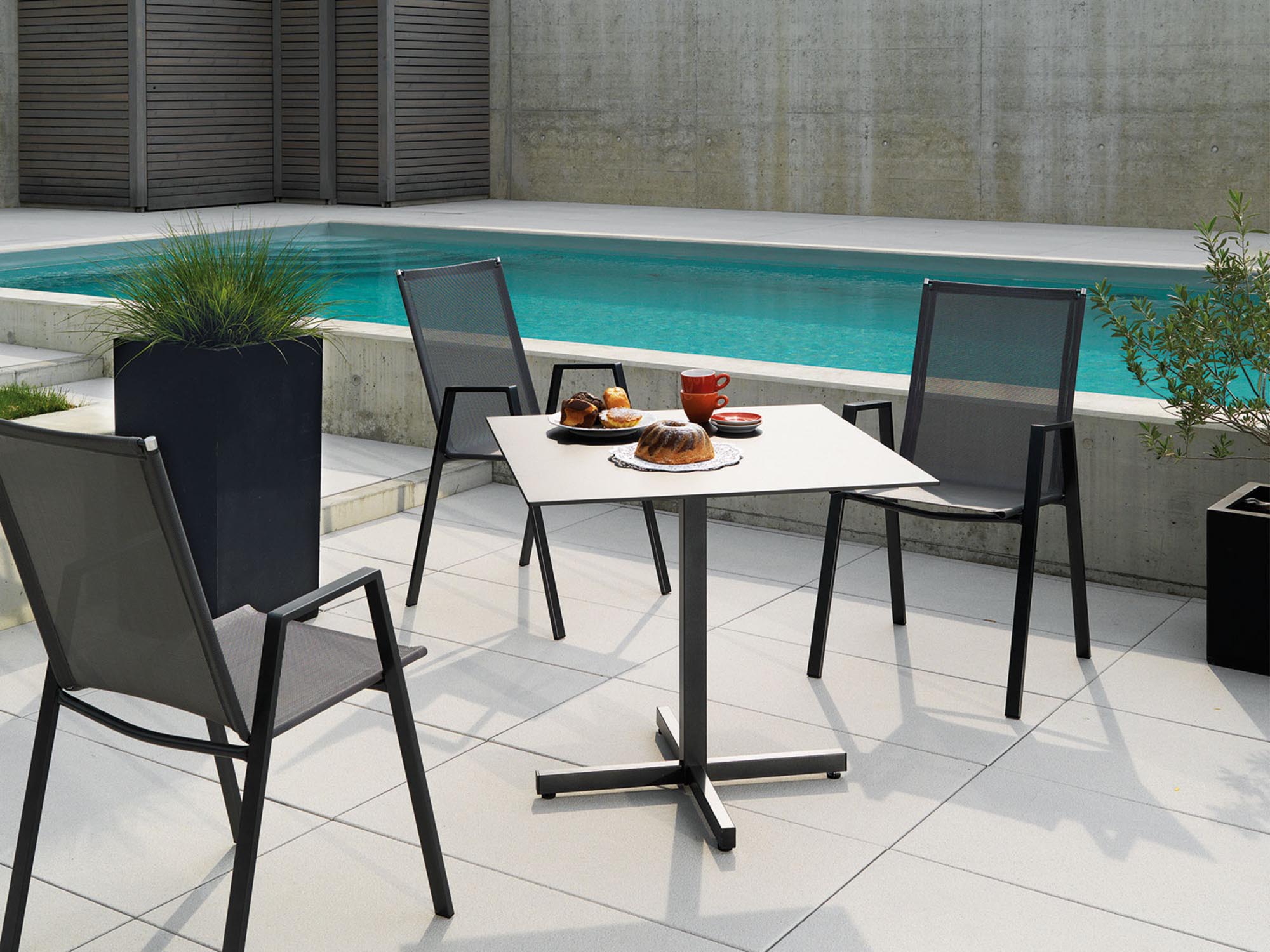 Luzern Glasfaser-Gartentisch Decor 80x80 klappbar in Graphit präsentiert im Onlineshop von KAQTU Design AG. Gartentisch ist von Schaffner