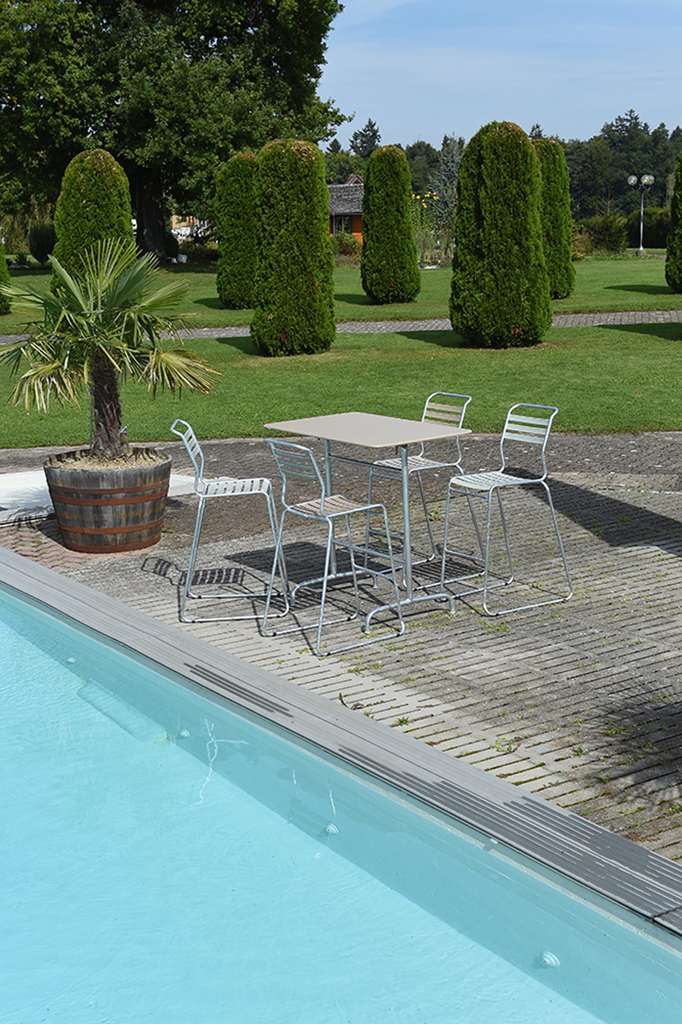 Eleganter Stehtisch Rigi von Schaffner – perfekt für Outdoor-Events.