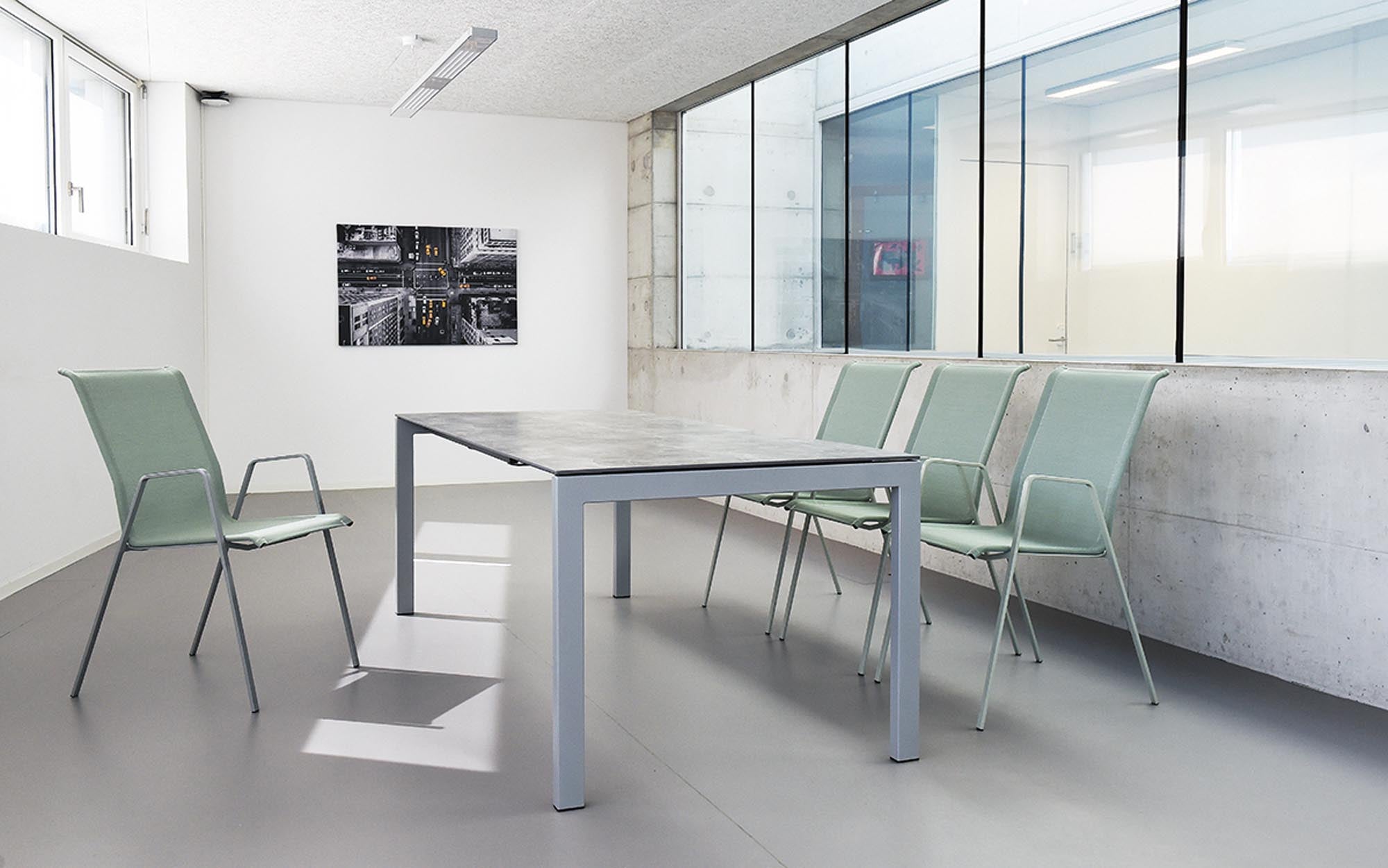 Luzern Textil-Gartenstuhl mit Armlehne von Schaffner: Hochwertiges, wetterfestes Design, atmungsaktive Batyline®-Bespannung, ergonomisch, langlebig, made in Switzerland.