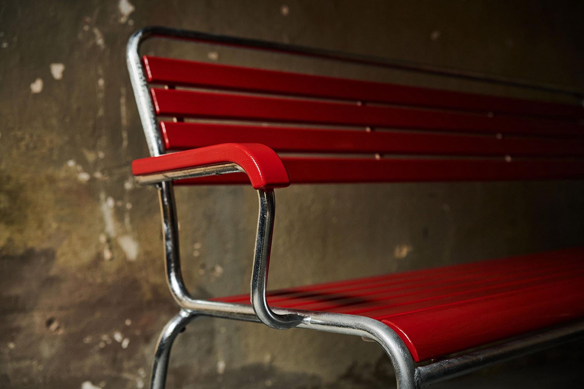 Elegante Rigi 3er-Gartenbank mit Armlehne aus Schweizer Eschenholz, wetterfest, robust und nachhaltig – perfekter Sitzplatz für Ihren Garten.