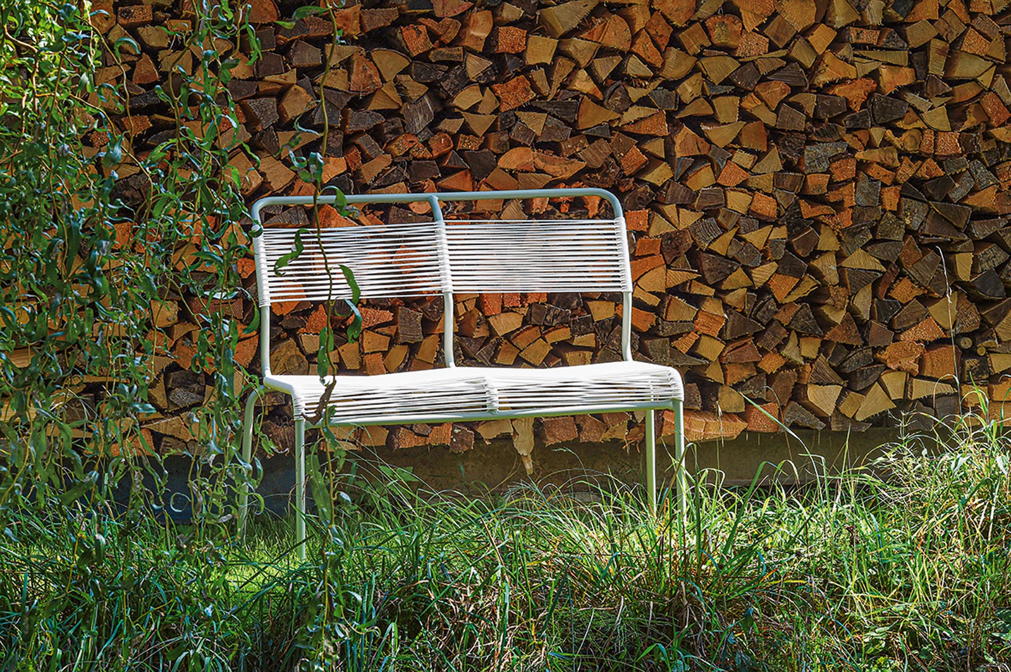 Säntis Spaghetti-2er Gartenbank ohne Armlehne in Pastellsand präsentiert im Onlineshop von KAQTU Design AG. Gartenbank ist von Schaffner