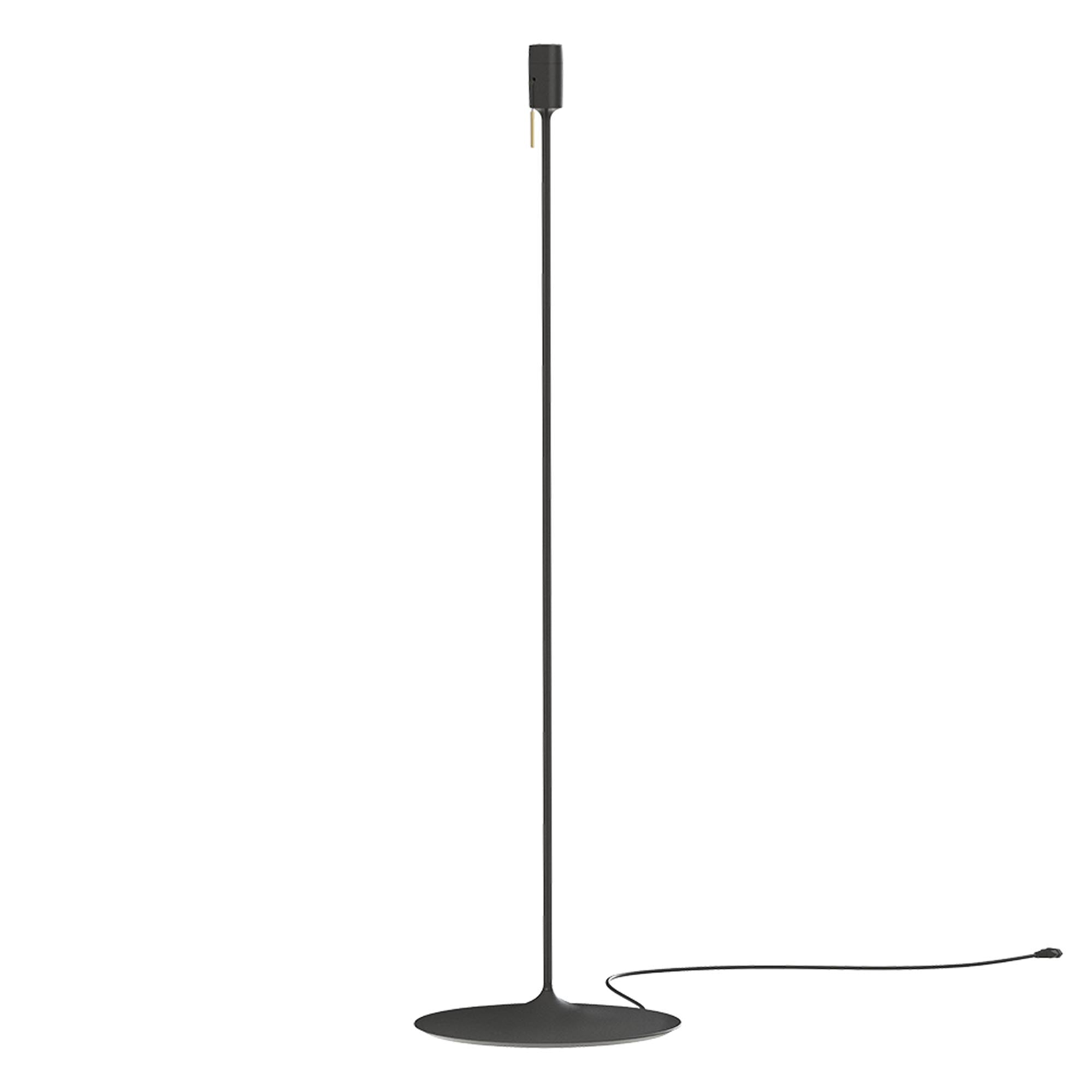Die Santé Stehleuchte von Umage vereint modernes Design mit vielseitiger Anwendbarkeit und sorgt für eine stilvolle Atmosphäre in jedem Raum.