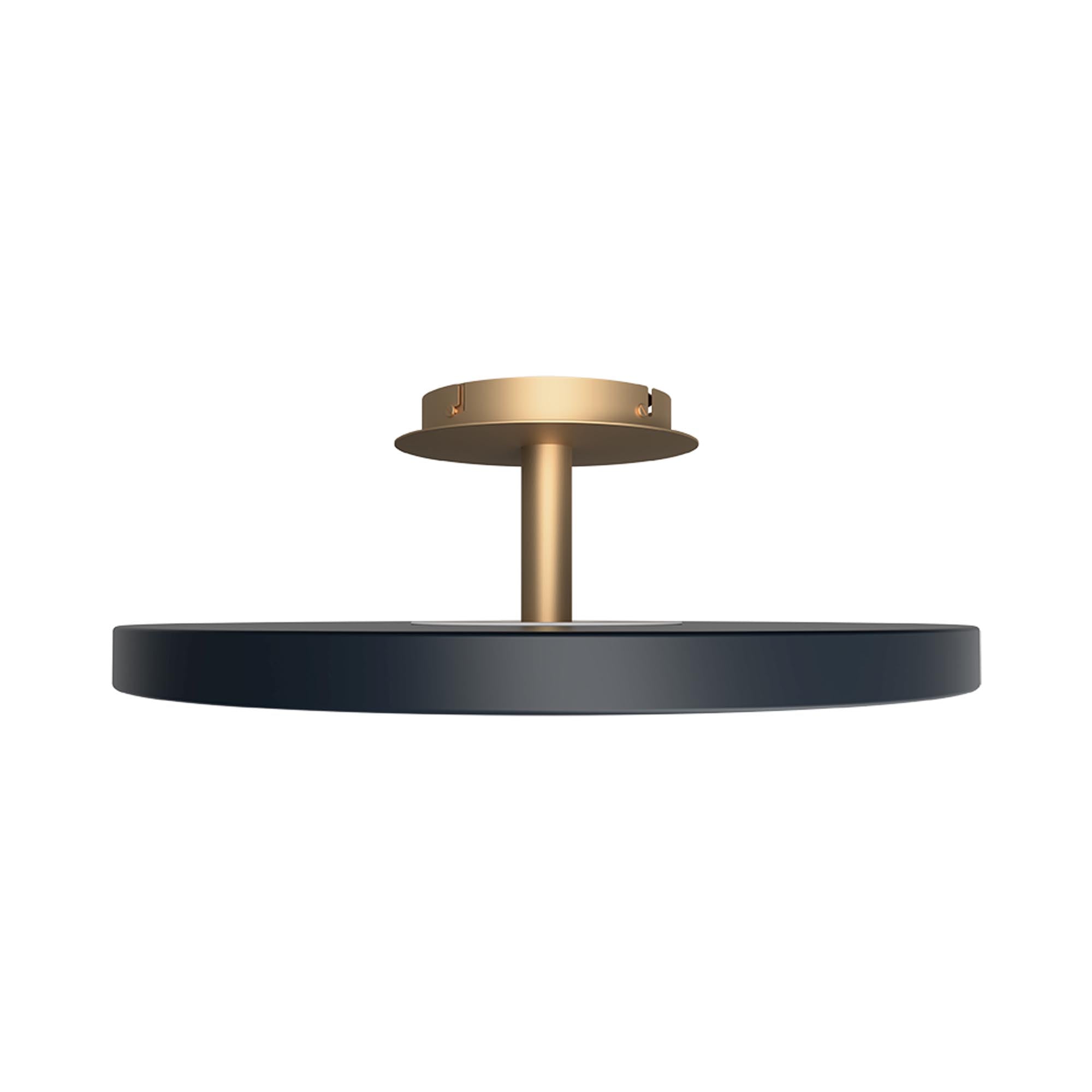 Asteria UP Deckenleuchte: Stilvolle Lichtlösung für Küche und Flur. Elegantes Design mit Messingfuß und sanfter, atmosphärischer Beleuchtung.