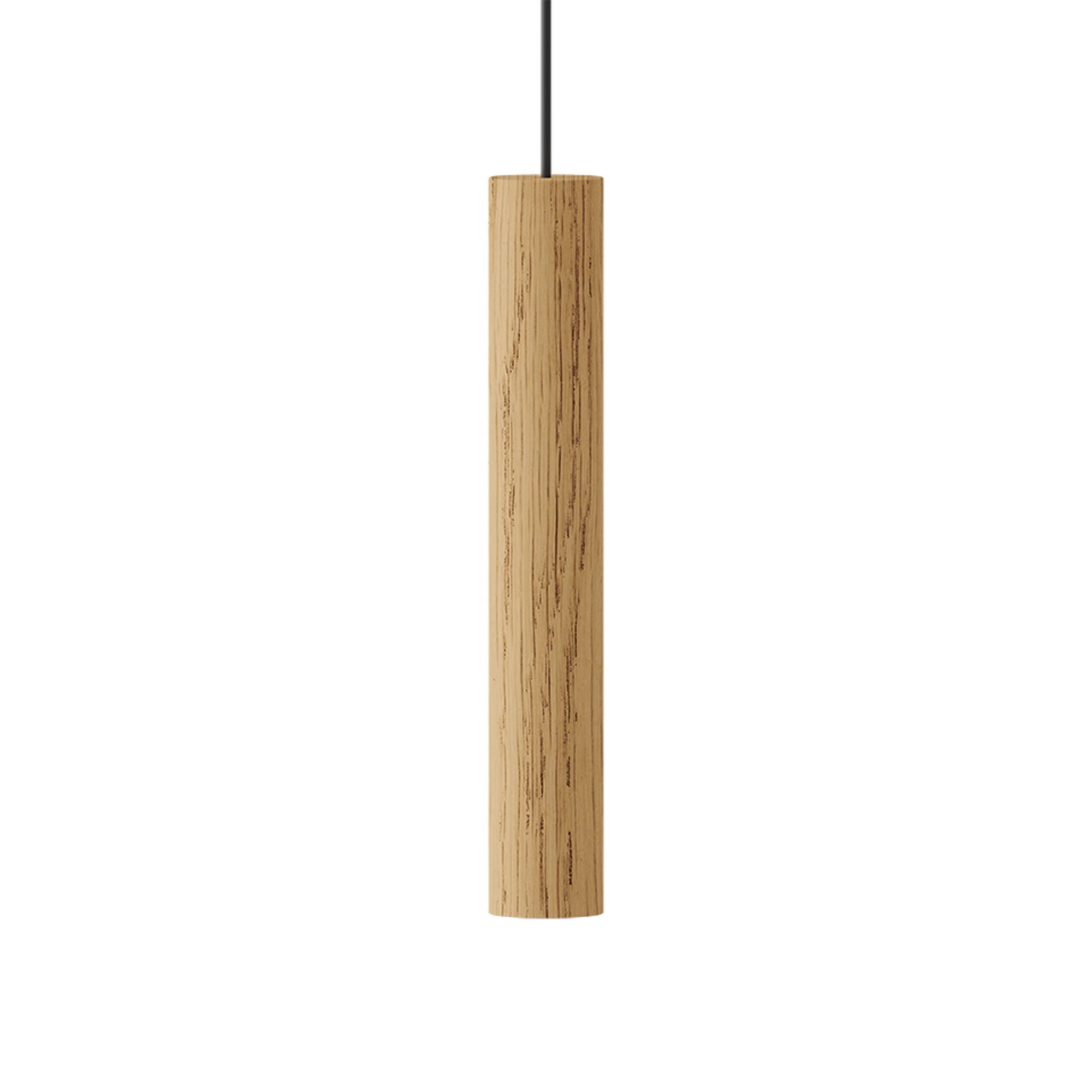 Entdecken Sie die Chimes Pendelleuchte von Umage: Einfache Eleganz aus massiver Eiche, die nordische Gemütlichkeit in Ihr Zuhause bringt.