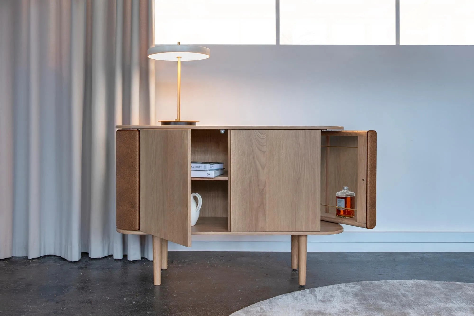 Stilvolles Umage Sideboard mit zwei Türen für modernes Wohnen.