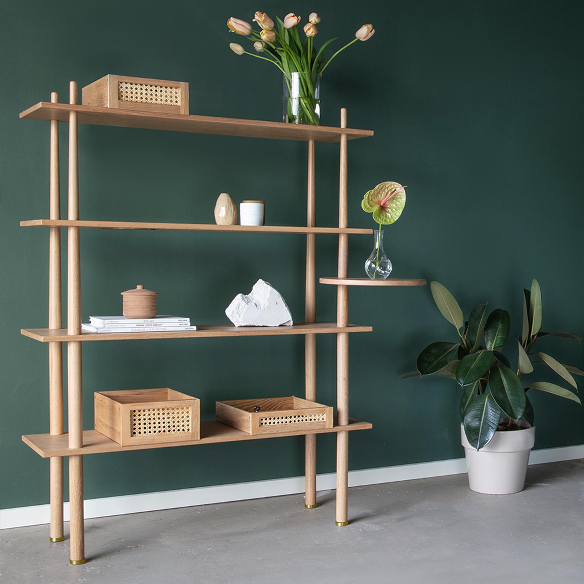 Das Stories Regal von Umage mit 3 Boxen bietet stilvolle Aufbewahrung und modernes Design für ein organisiertes Zuhause.