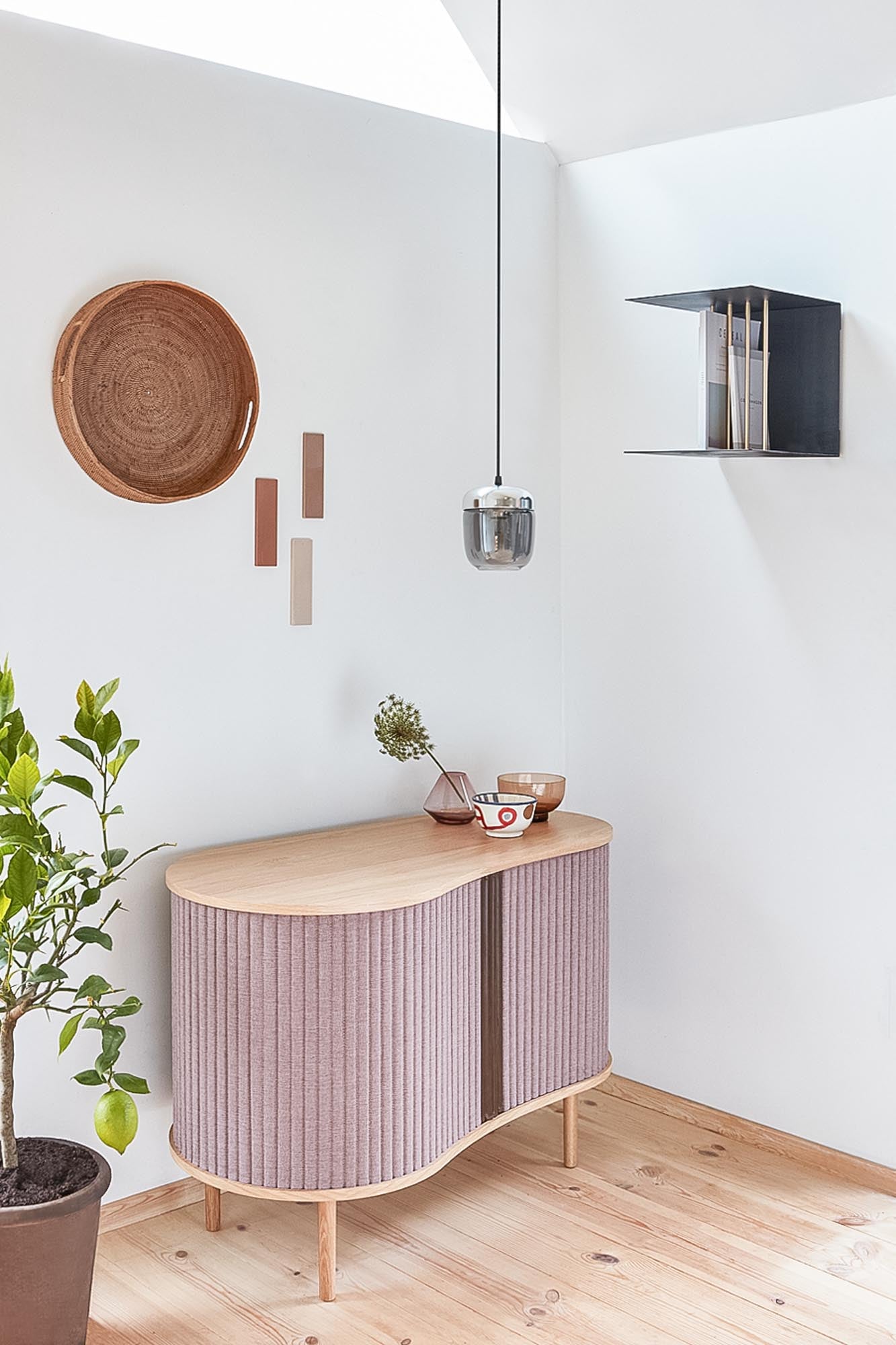 Teaser wall shelf