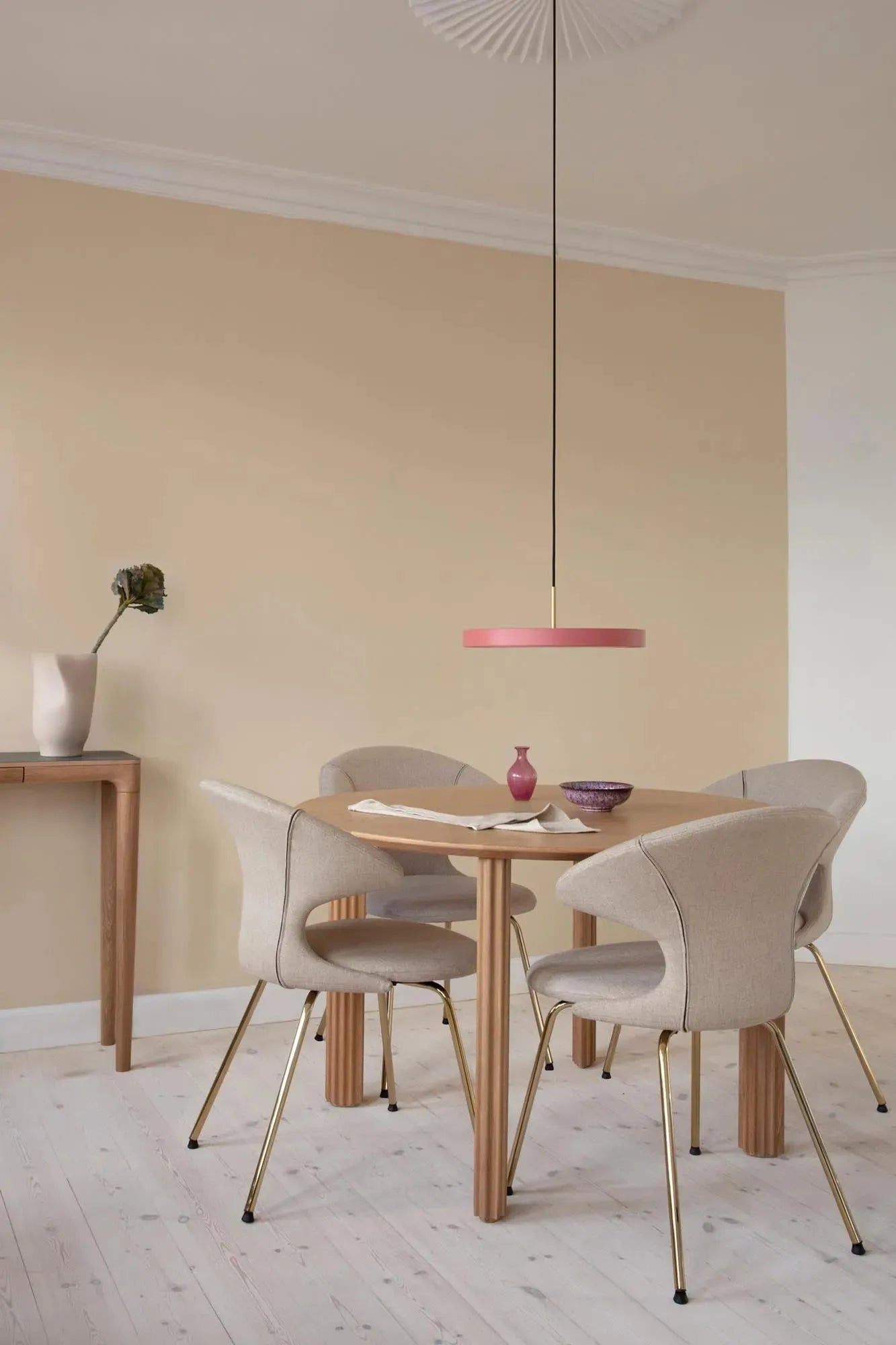 Eleganter Comfort Circle Esstisch von Umage für stilvolle Essbereiche.