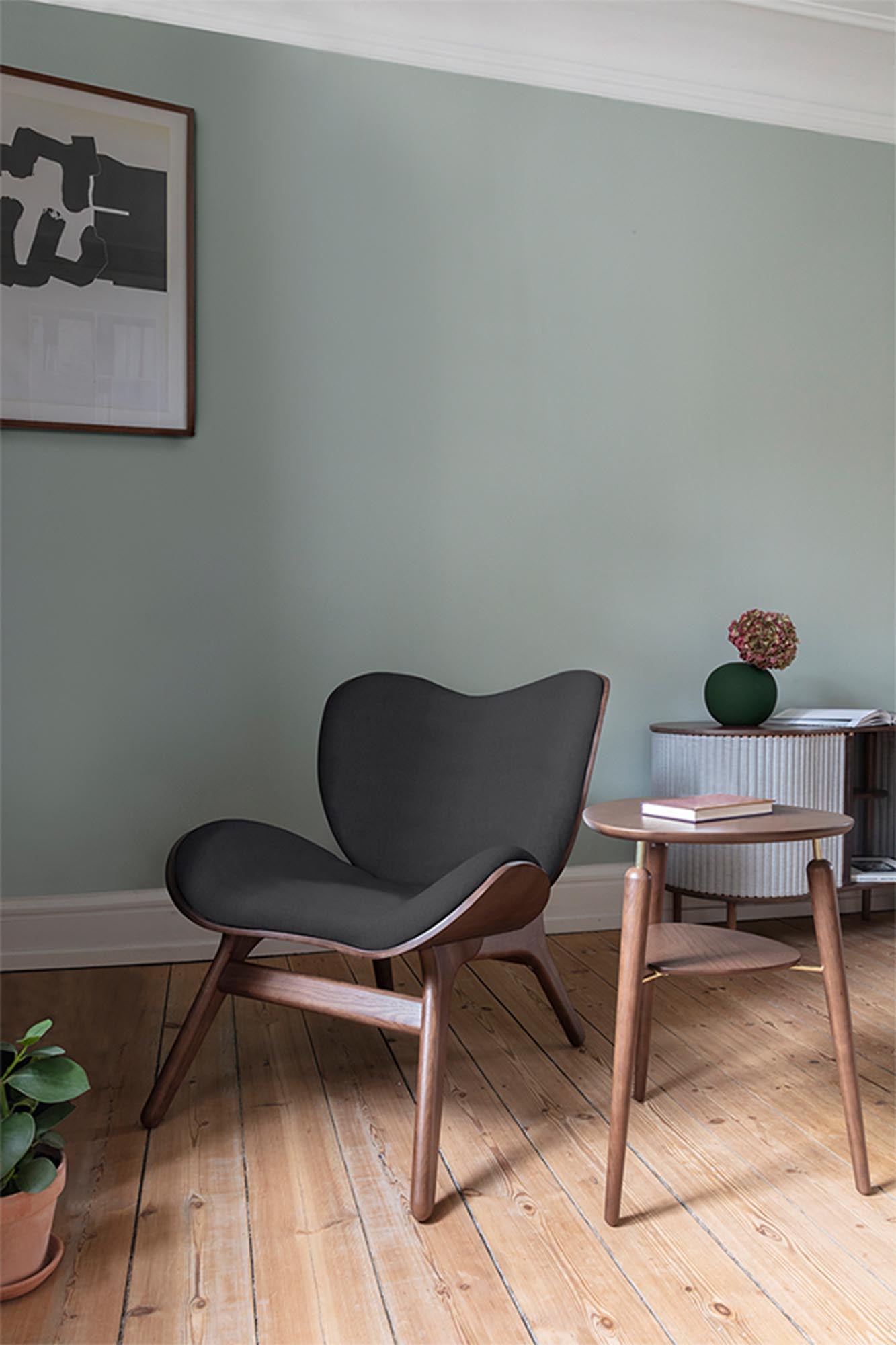 Eleganter A Conversation Piece Low Sessel von Umage in stilvollem Shadow, ideal für moderne Wohnräume und gemütliche Gespräche.