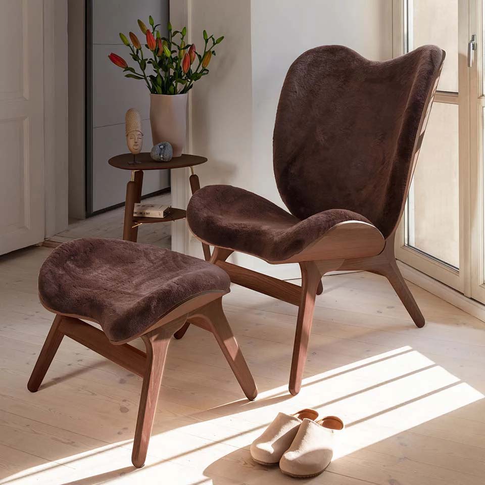 Eleganter A Conversation Piece Tall Sessel in Braun, stilvoll und modern, ideal für jedes Wohnzimmer oder Büro, präsentiert von KAQTU Design AG.