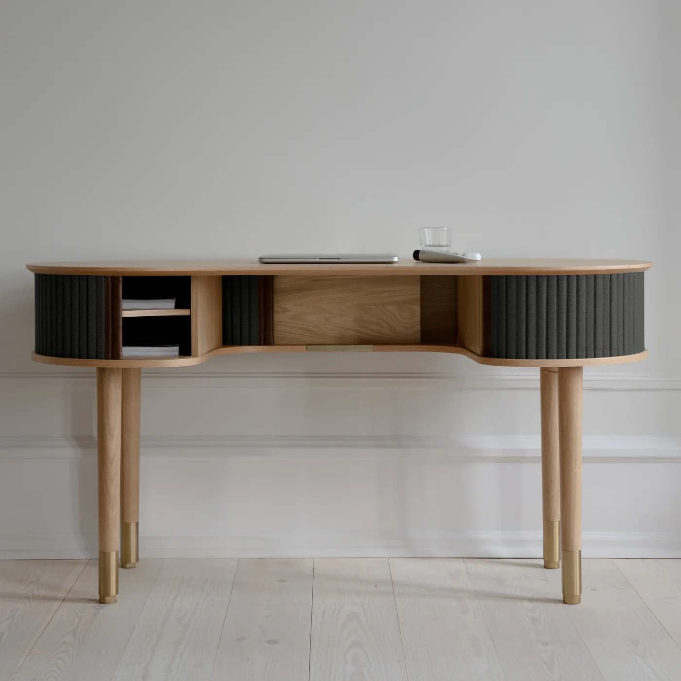 Eleganter Umage Schreibtisch: Funktionalität trifft auf skandinavisches Design.