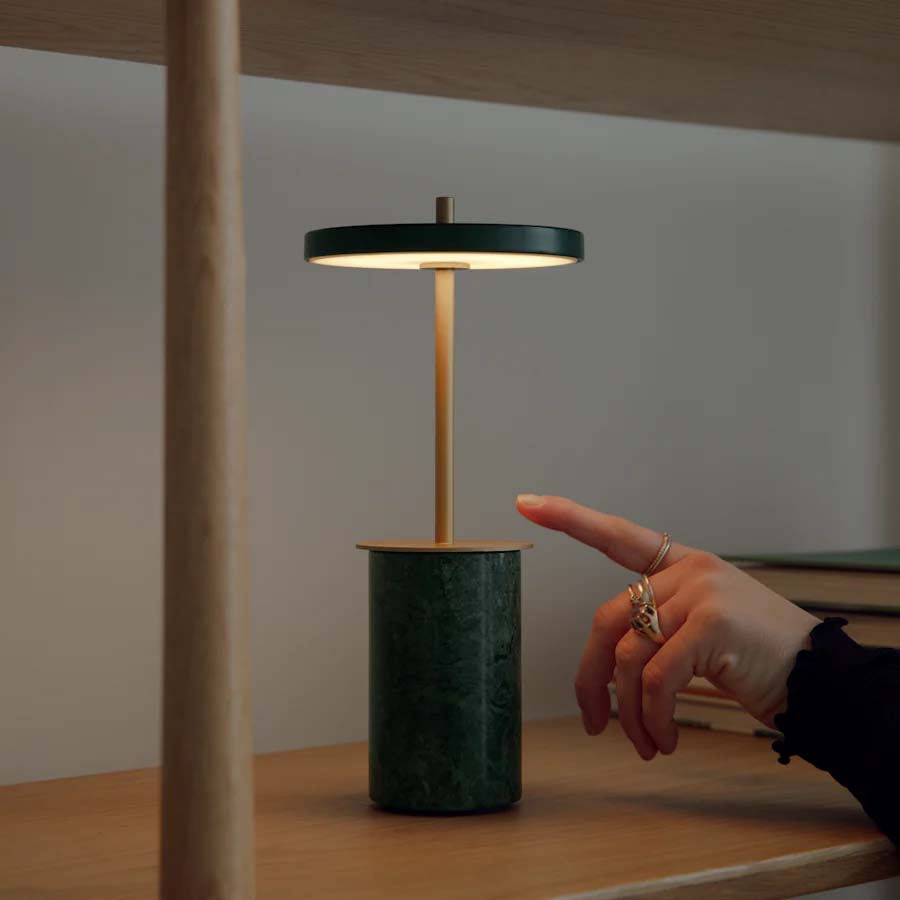 Asteria Move Mini: Kompakte, flexible LED-Leuchte von Umage.