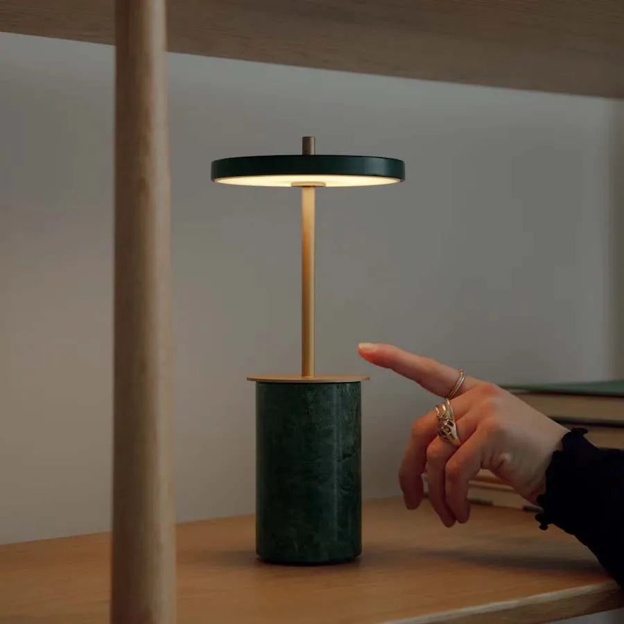 Asteria Move Mini: Kompakte, flexible LED-Leuchte von Umage.