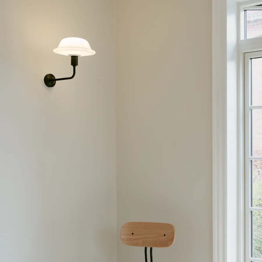 Umage Santé: Elegante Wandleuchte für stilvolle Wohnräume.
