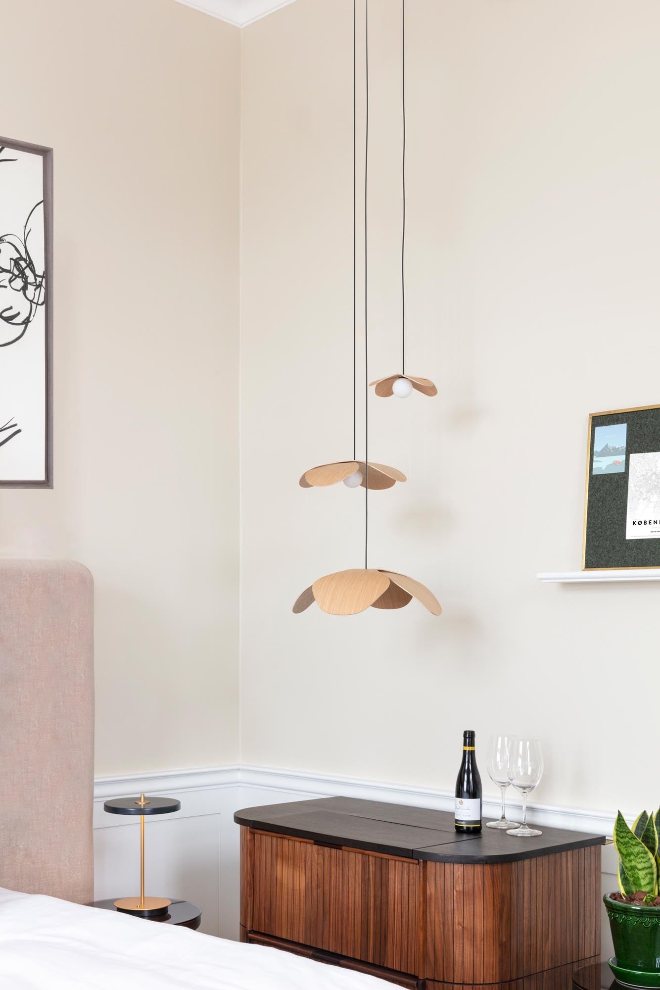 Stilvoller Lampenschirm aus Eichenfurnier mit floralem Design.
