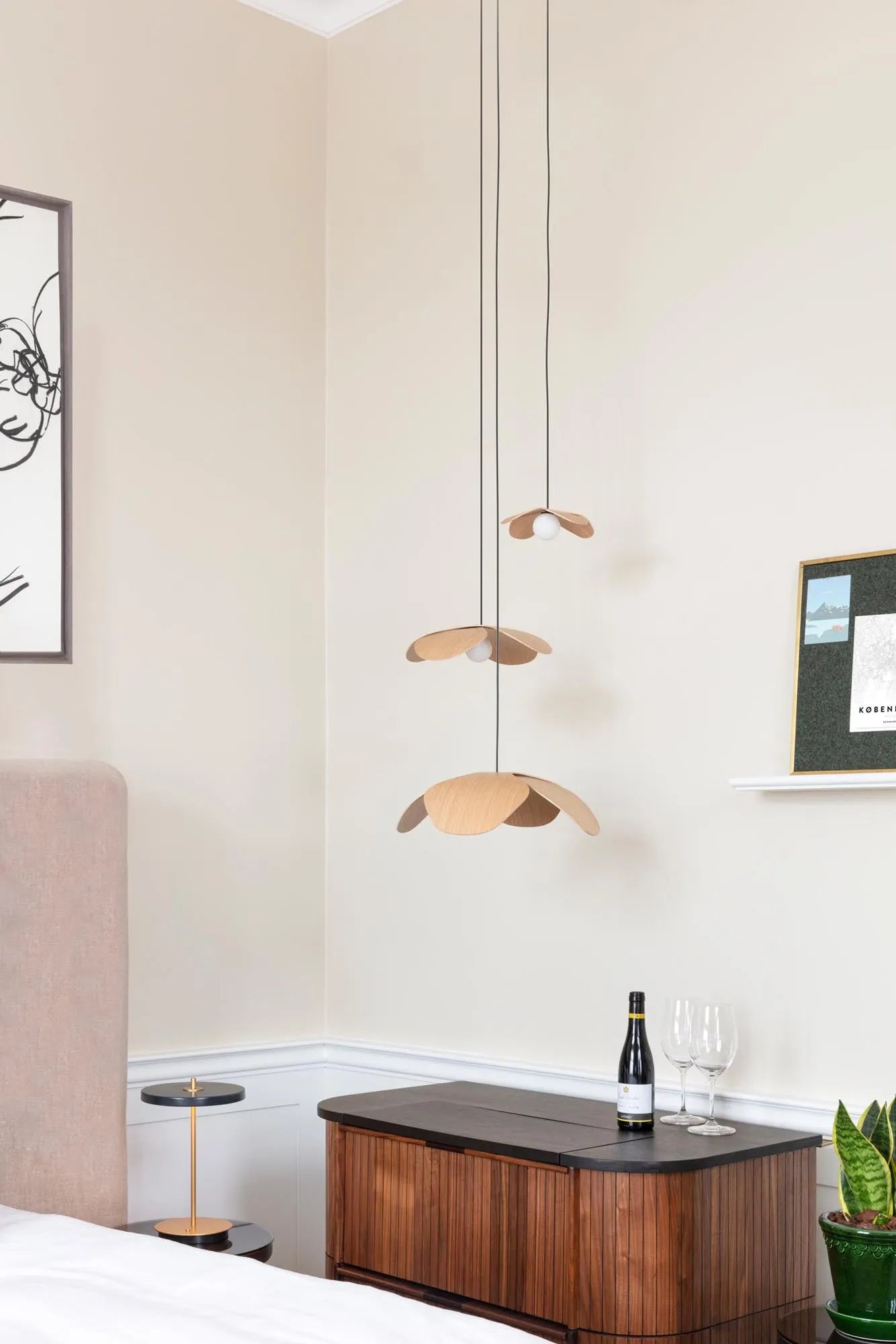 Stilvoller Lampenschirm aus Eichenfurnier mit floralem Design.