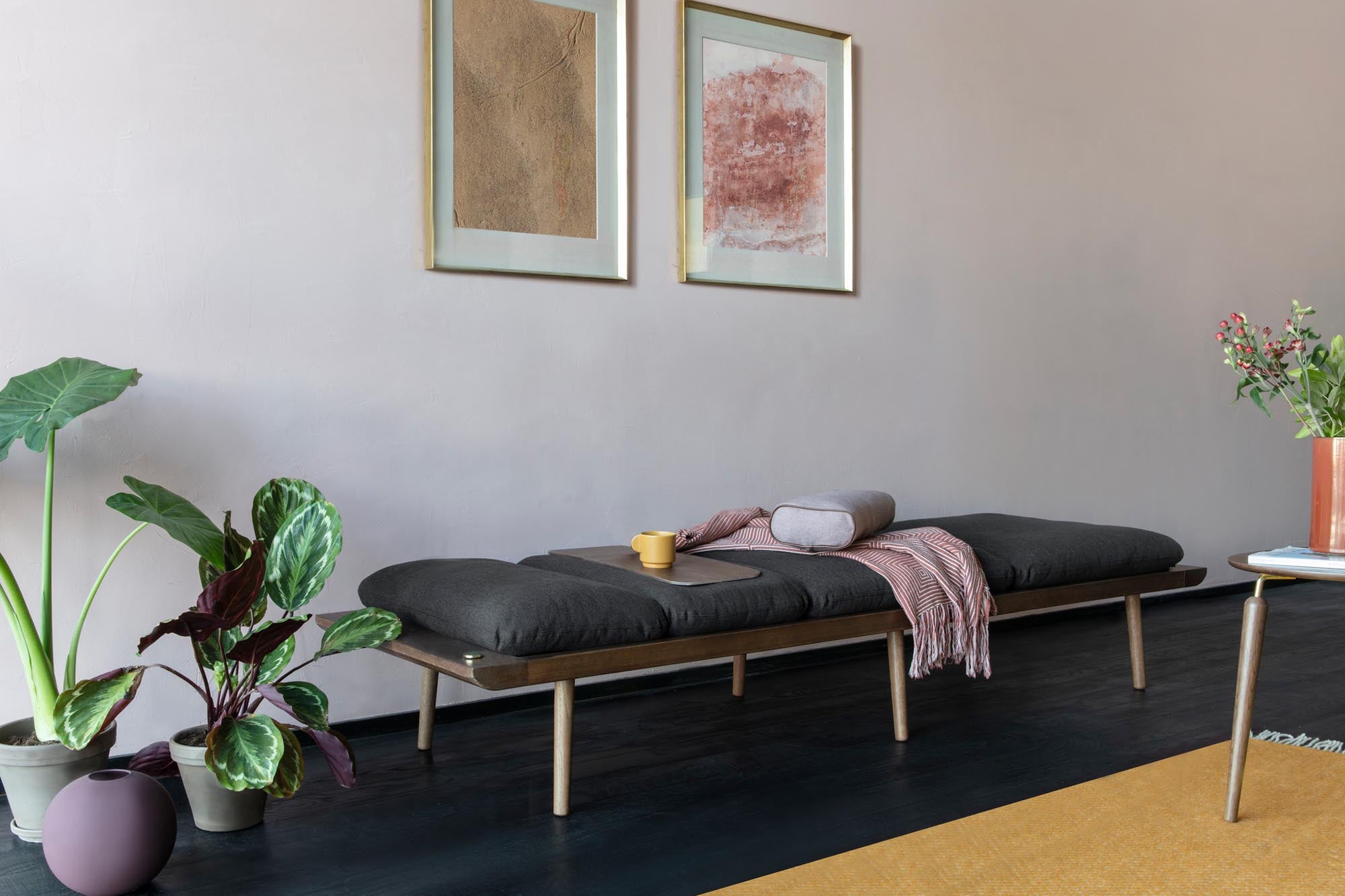 Gemütliches Lounge Around Daybed in Shadow, ideal für entspannte Stunden und ein modernes Wohnambiente.