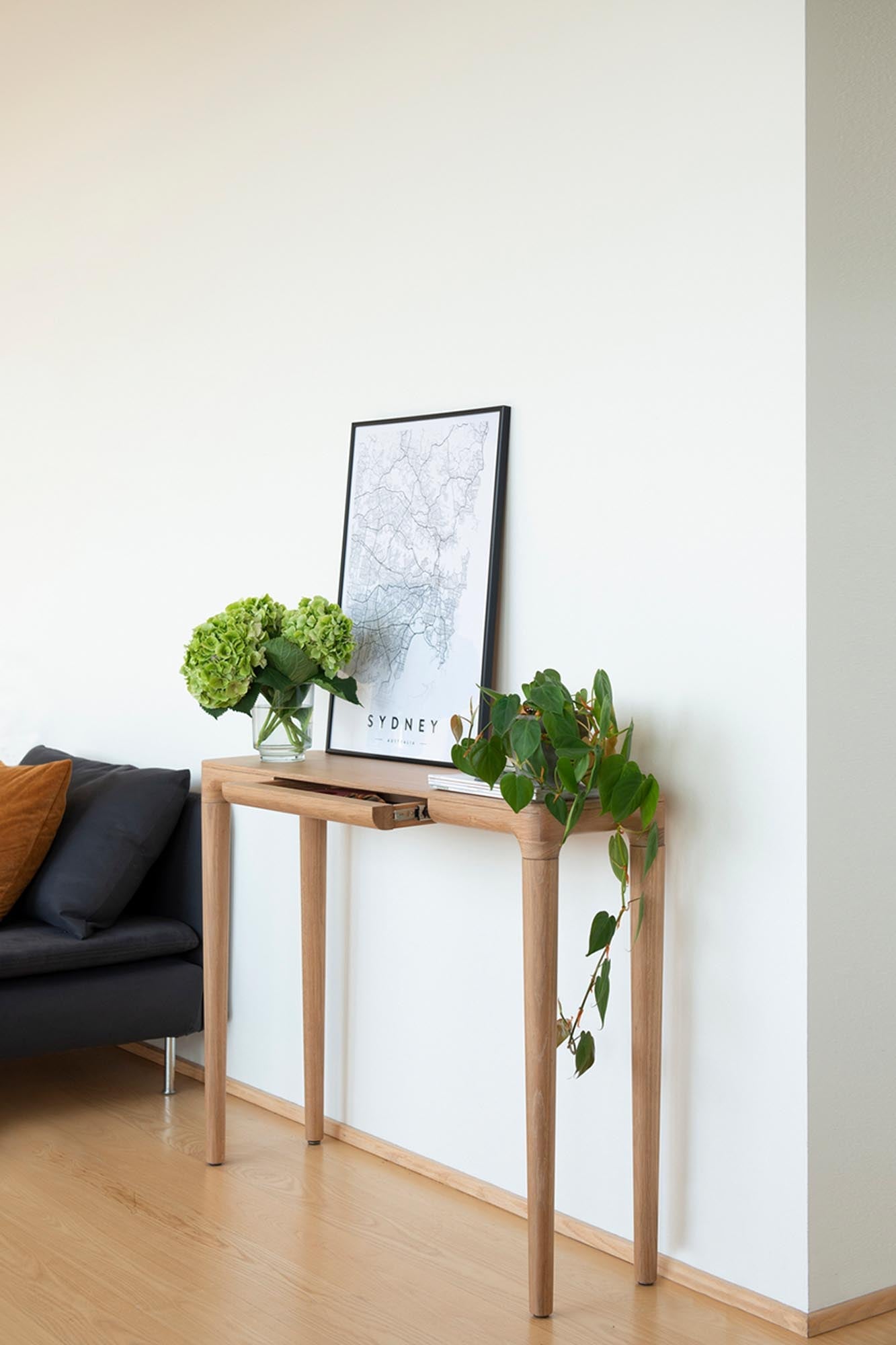 Eleganter Konsolentisch aus Eiche im skandinavischen Design von Umage.