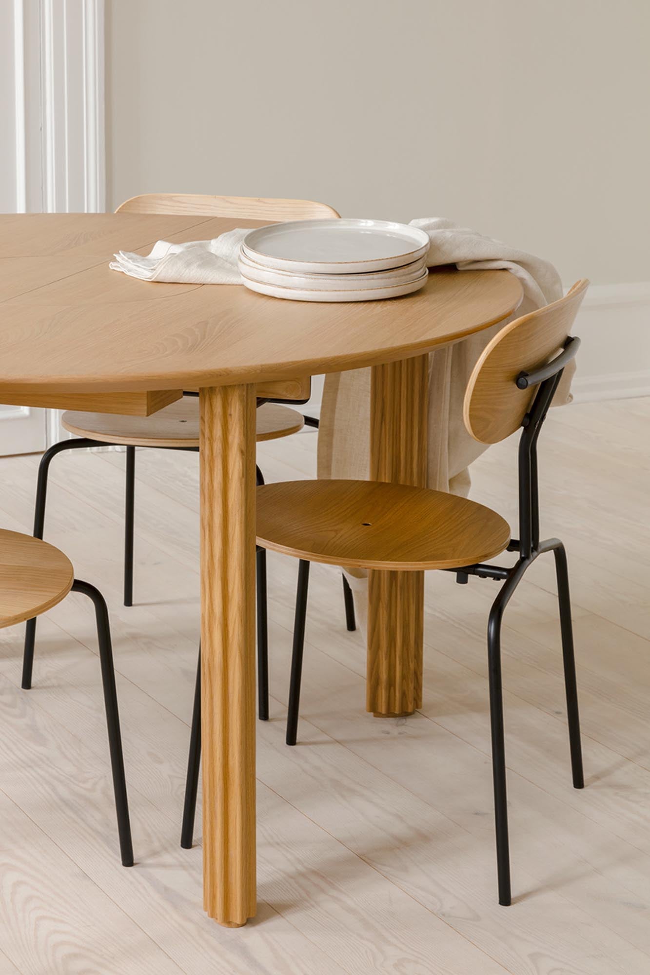 Entdecken Sie den Curious Stuhl von Umage: elegantes, stapelbares Design aus Eichenfurnier, ideal für jeden Raum mit vielfältigen Farb- und Materialoptionen.
