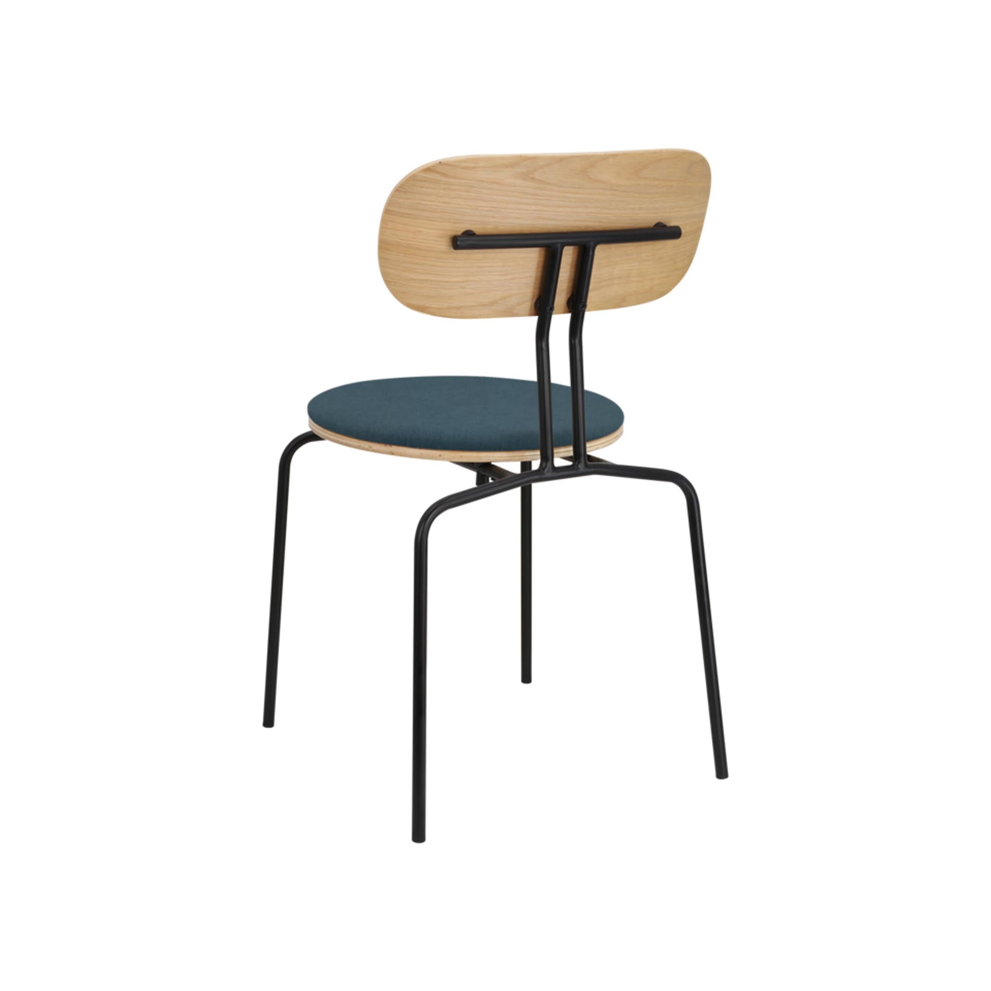 Entdecken Sie den Curious Stuhl gepolstert von Umage: Skandinavisches Design trifft auf Komfort und Vielseitigkeit für Ihr Zuhause.