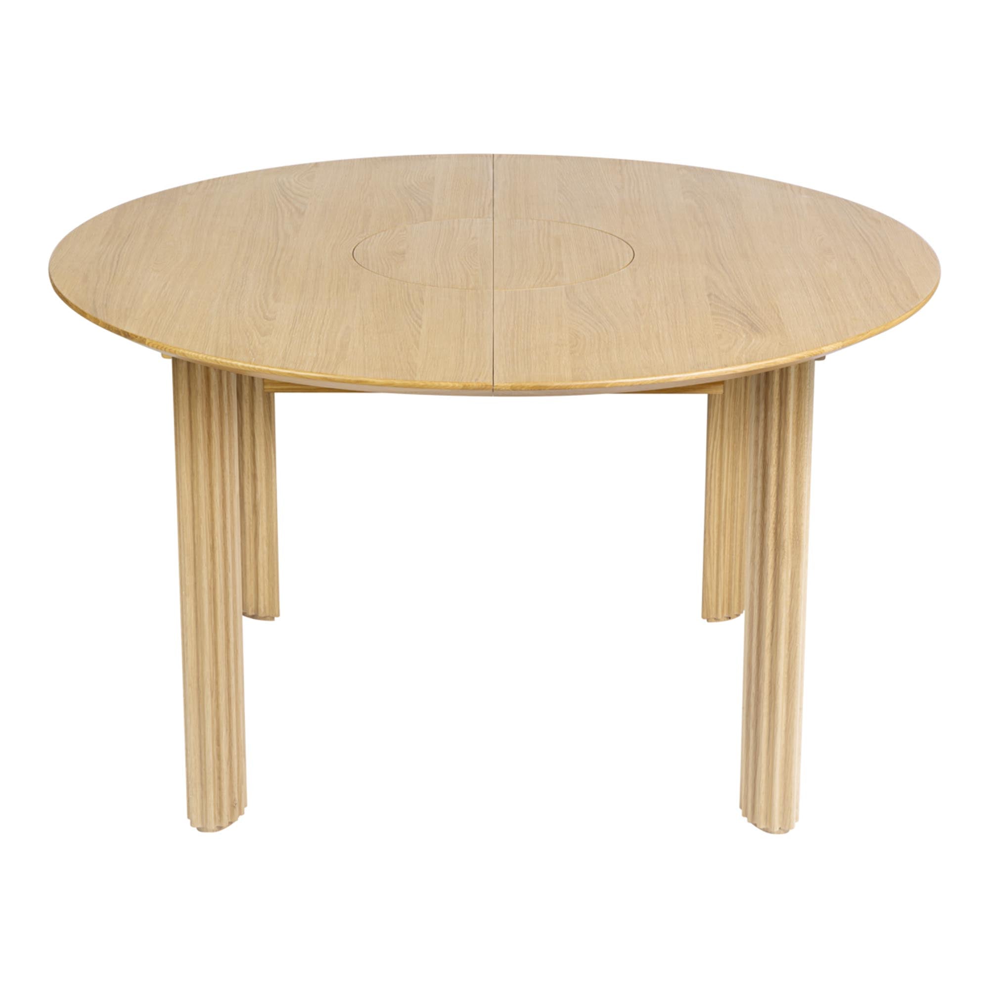 Der Comfort Circle Esstisch von Umage ist ein eleganter, ausziehbarer Tisch aus heller Eiche, der skandinavisches Design und Flexibilität für jeden Anlass bietet.