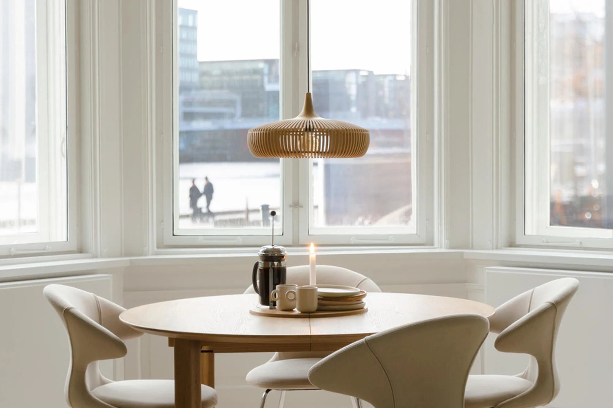 Stilvoller Umage Comfort Circle Tisch, erweiterbar für große Feiern.