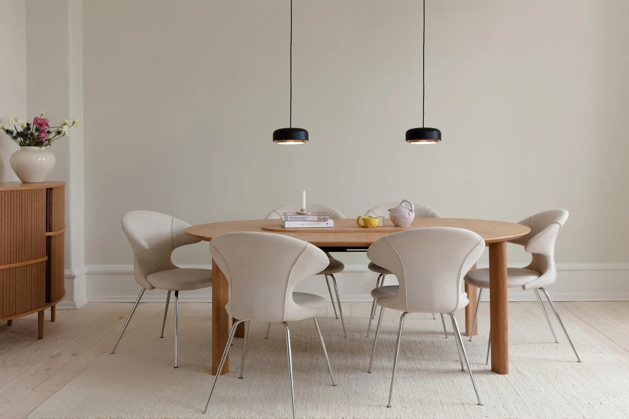 Stilvoller Umage Comfort Circle Tisch, erweiterbar für große Feiern.