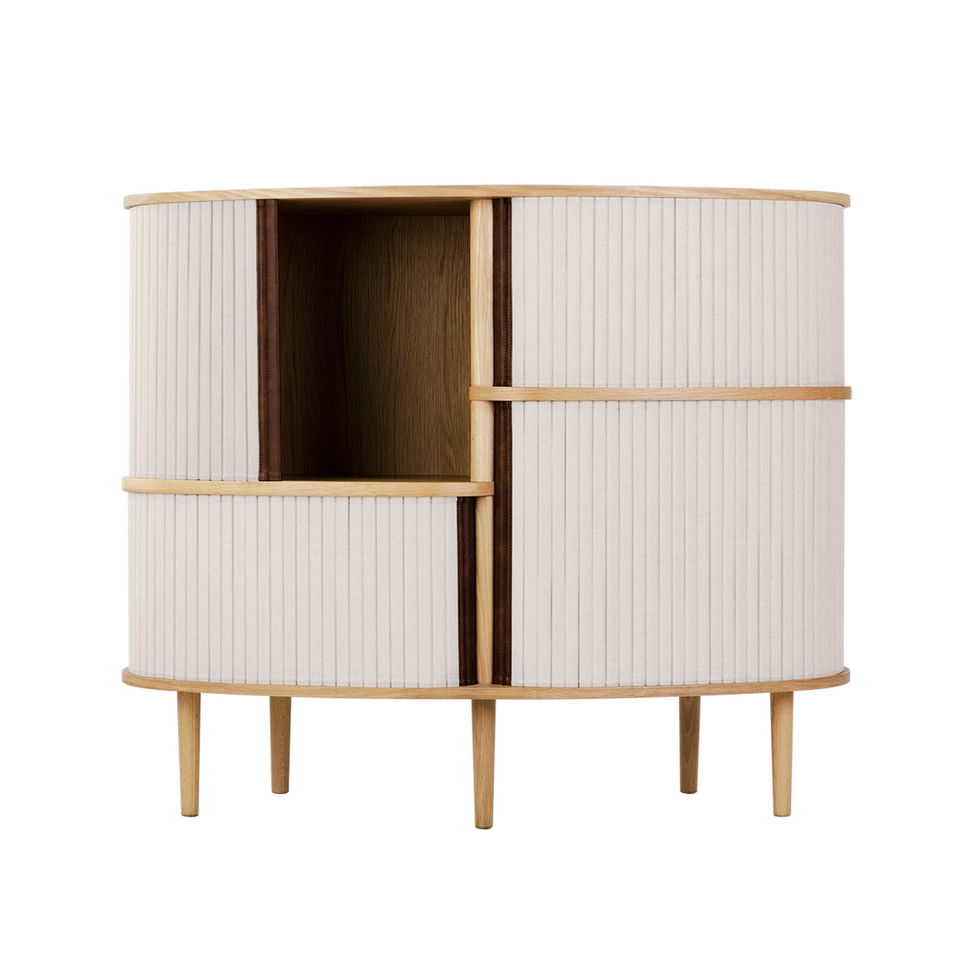 Elegantes Highboard von Umage aus hochwertigem Eichenholz, ideal für modernen Wohnstil und vielseitige Nutzung.