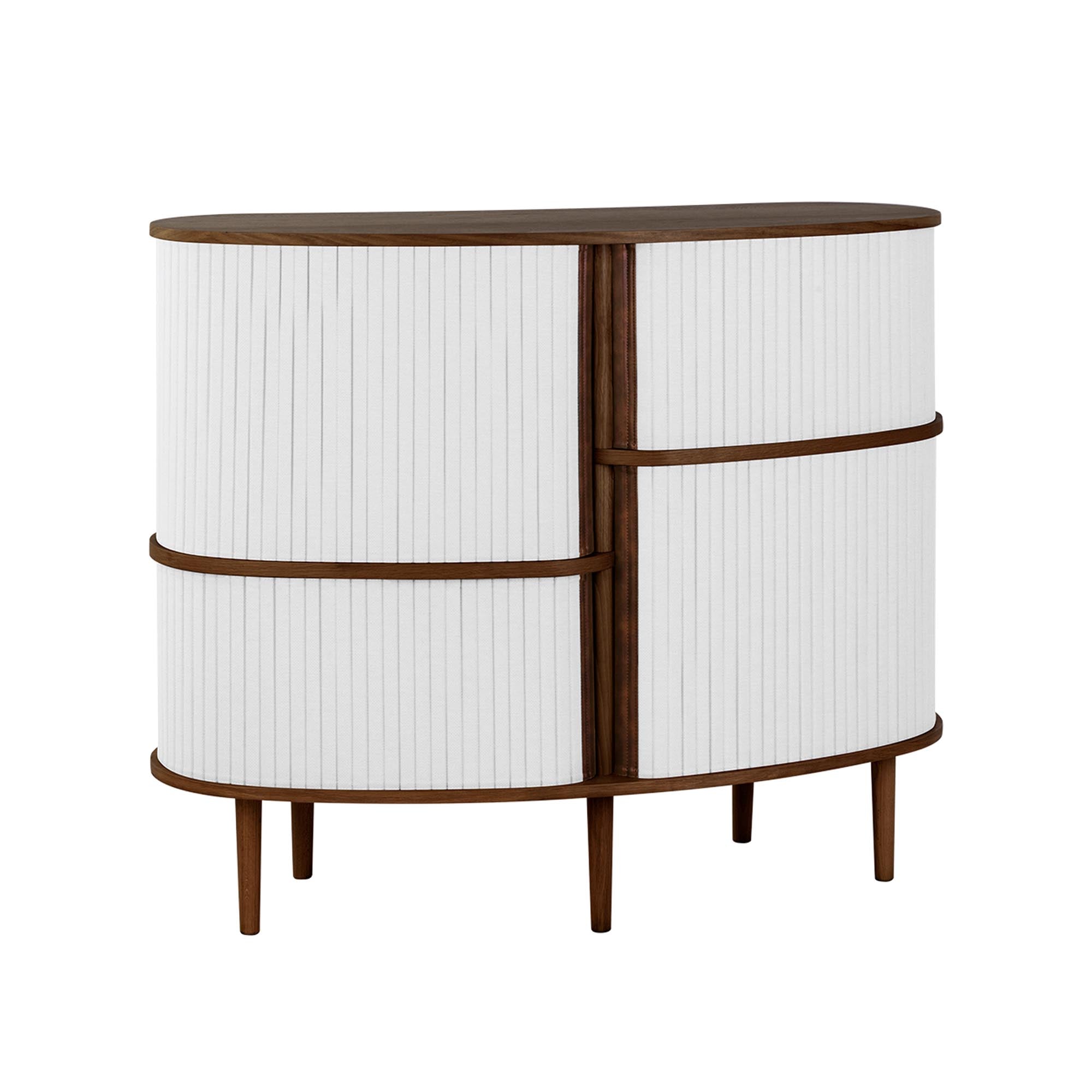 Entdecken Sie das Audacious Highboard von Umage: Ein elegantes Möbelstück aus Eichenholz, das Funktionalität und skandinavisches Design vereint.