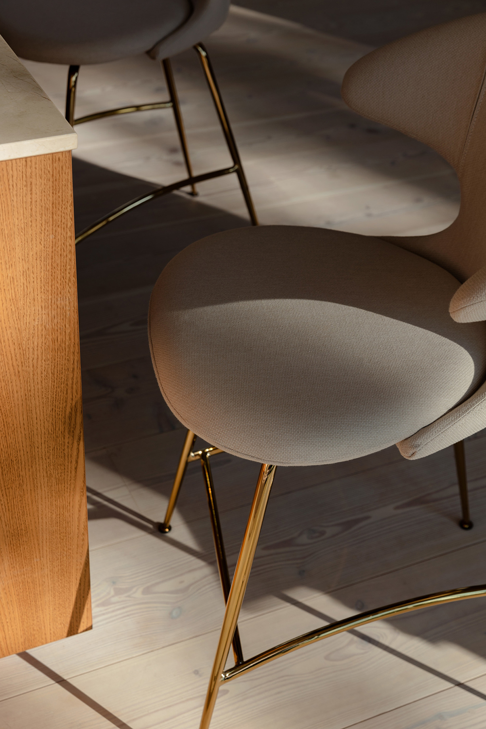 Time Flies Counter Stuhl in White Sands präsentiert im Onlineshop von KAQTU Design AG. Barstuhl mit Armlehne ist von Umage
