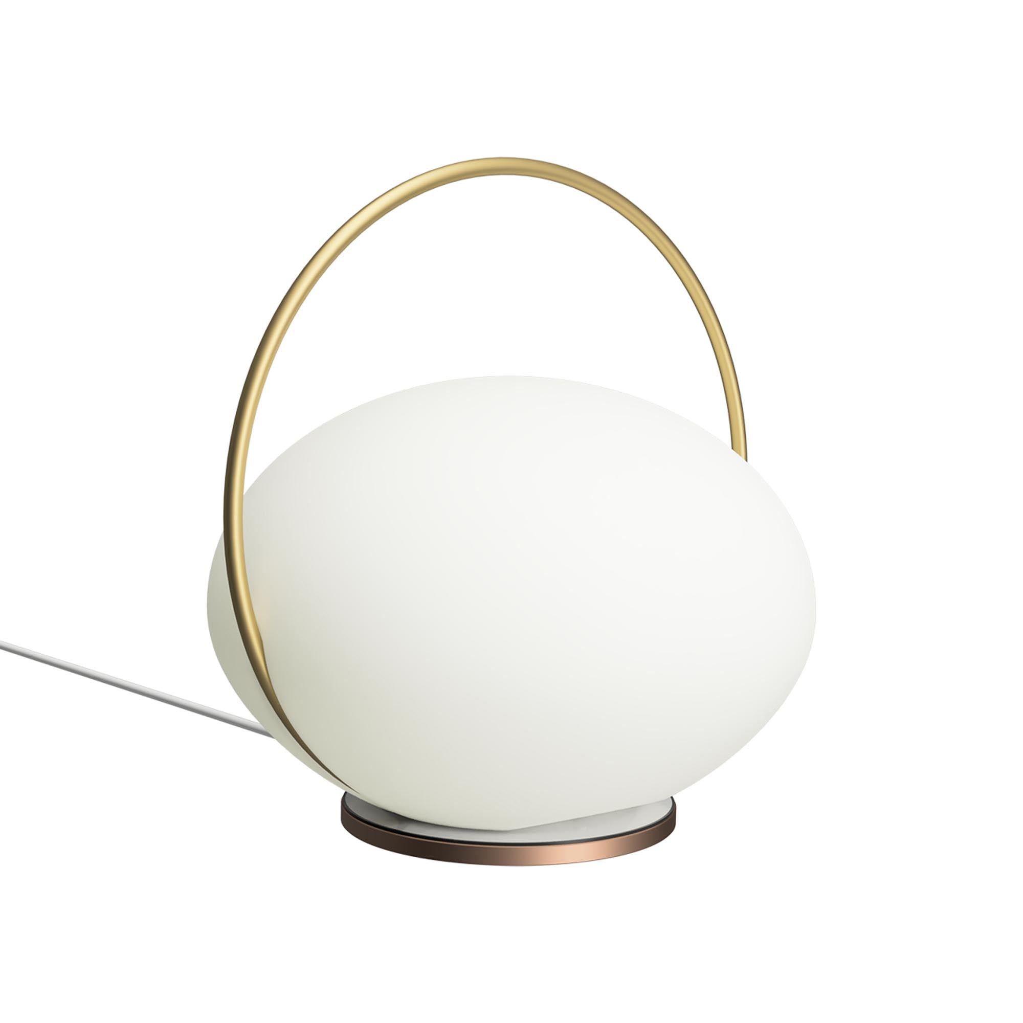 Die Orbit Tischleuchte von Umage vereint mondähnliche Eleganz mit kabelloser Flexibilität. Ideal für drinnen und draußen, mit 3 Lichtmodi.