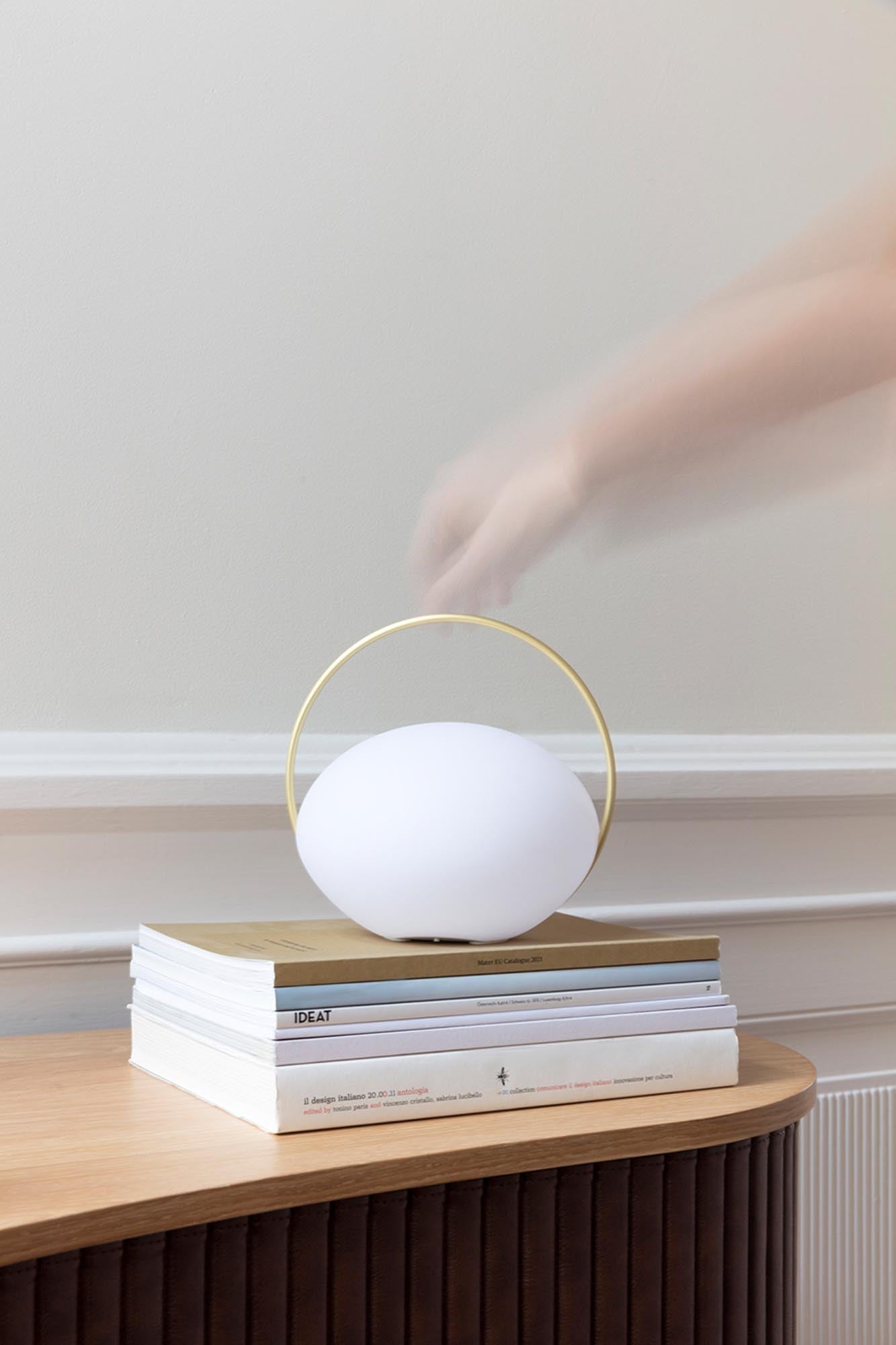 Elegante Orbit Tischleuchte: Skandinavisches Design, flexibel einsetzbar.
