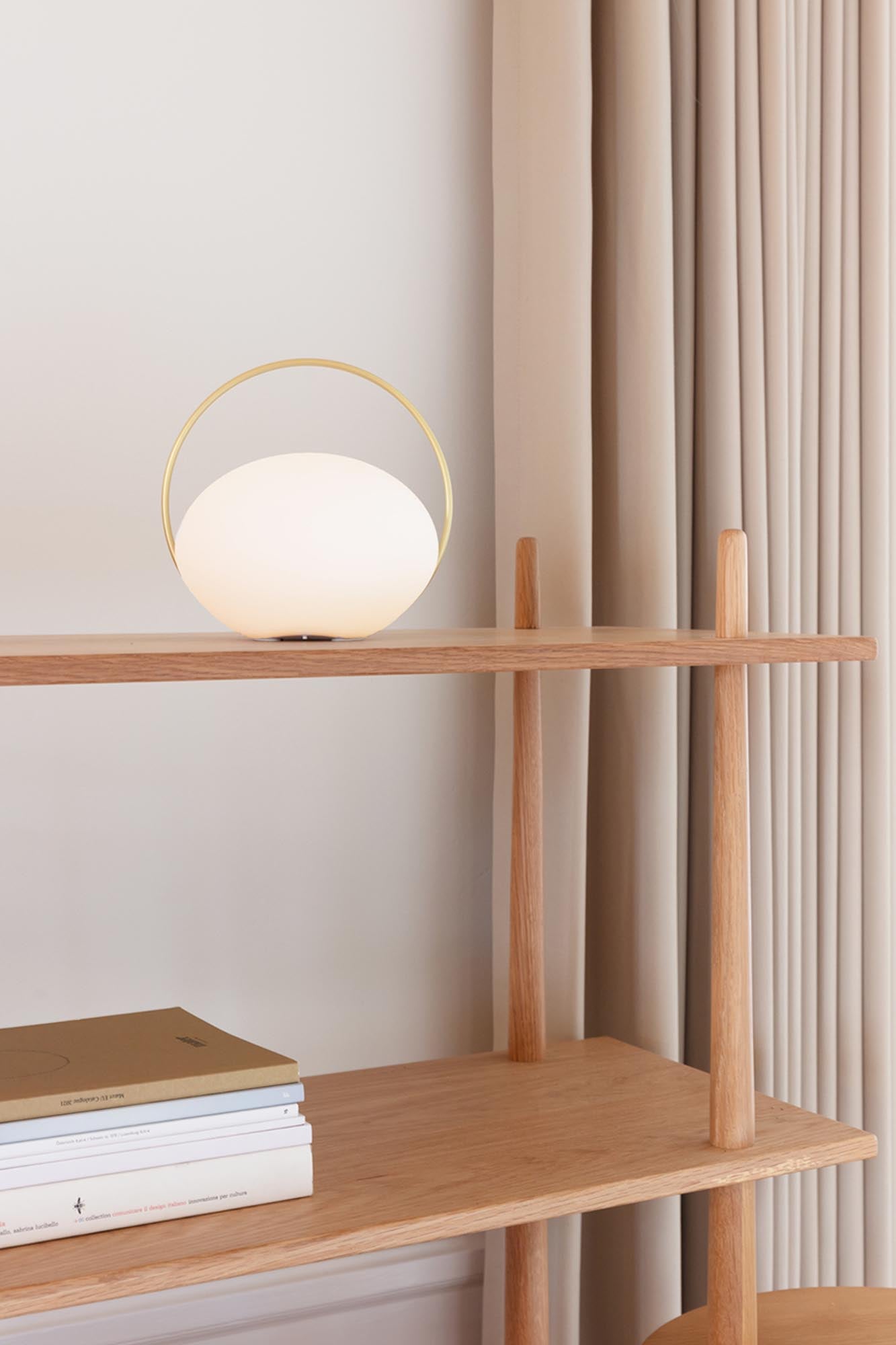 Elegante Orbit Tischleuchte: Skandinavisches Design, flexibel einsetzbar.
