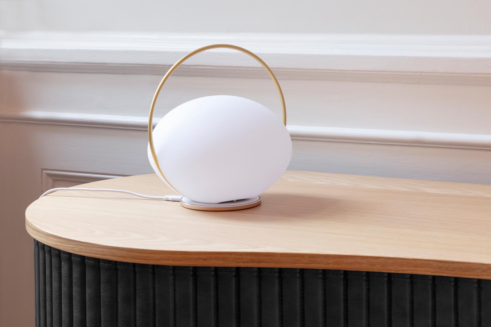 Orbit Tischleuchte von Umage: Minimalistisches Design trifft Funktionalität.