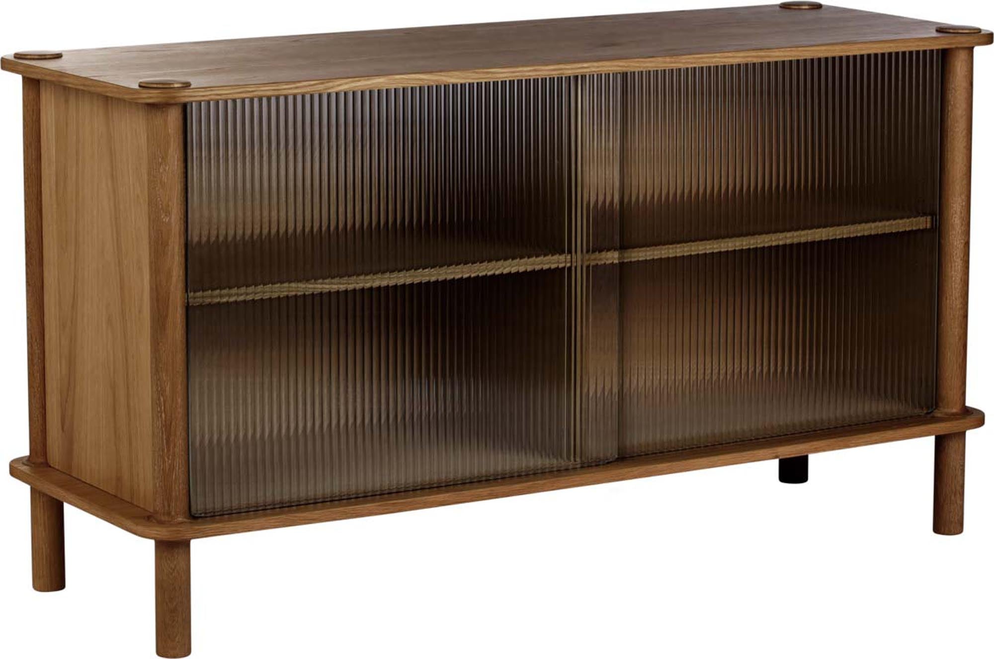 Modernes Italic Sideboard von Umage mit 2 Glastüren. Hochwertige Eiche und Glas vereinen Funktionalität und skandinavische Eleganz.
