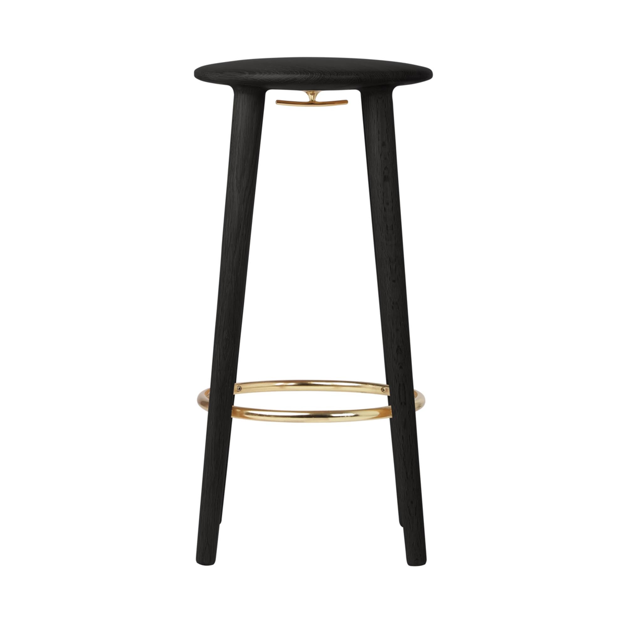 Eleganter Barhocker aus massiver Eiche mit Messingakzenten, ideal für moderne und klassische Interieurs.