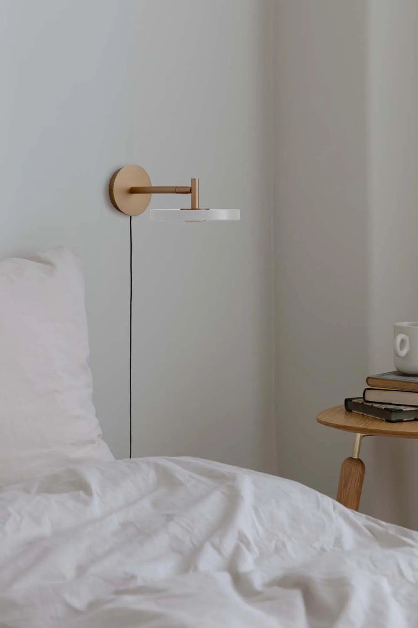 Die Asteria Wall short von Umage: Elegante, dimmbare Wandleuchte aus Stahl und Aluminium, ideal für stilvolle Akzente in jedem Raum.
