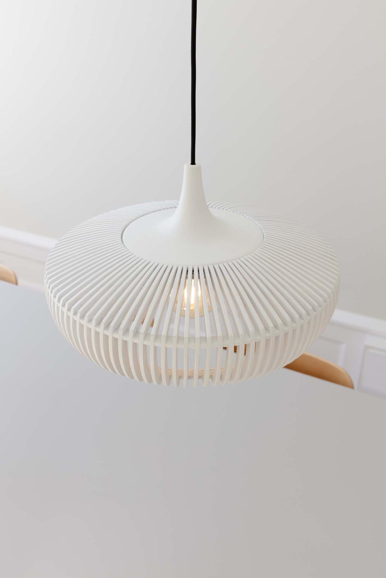 Entdecken Sie den Clava Dine Holzlampenschirm: Handgefertigte Lamellen aus edlem Holz, die ein einzigartiges Lichtspiel und stilvolle Akzente setzen.