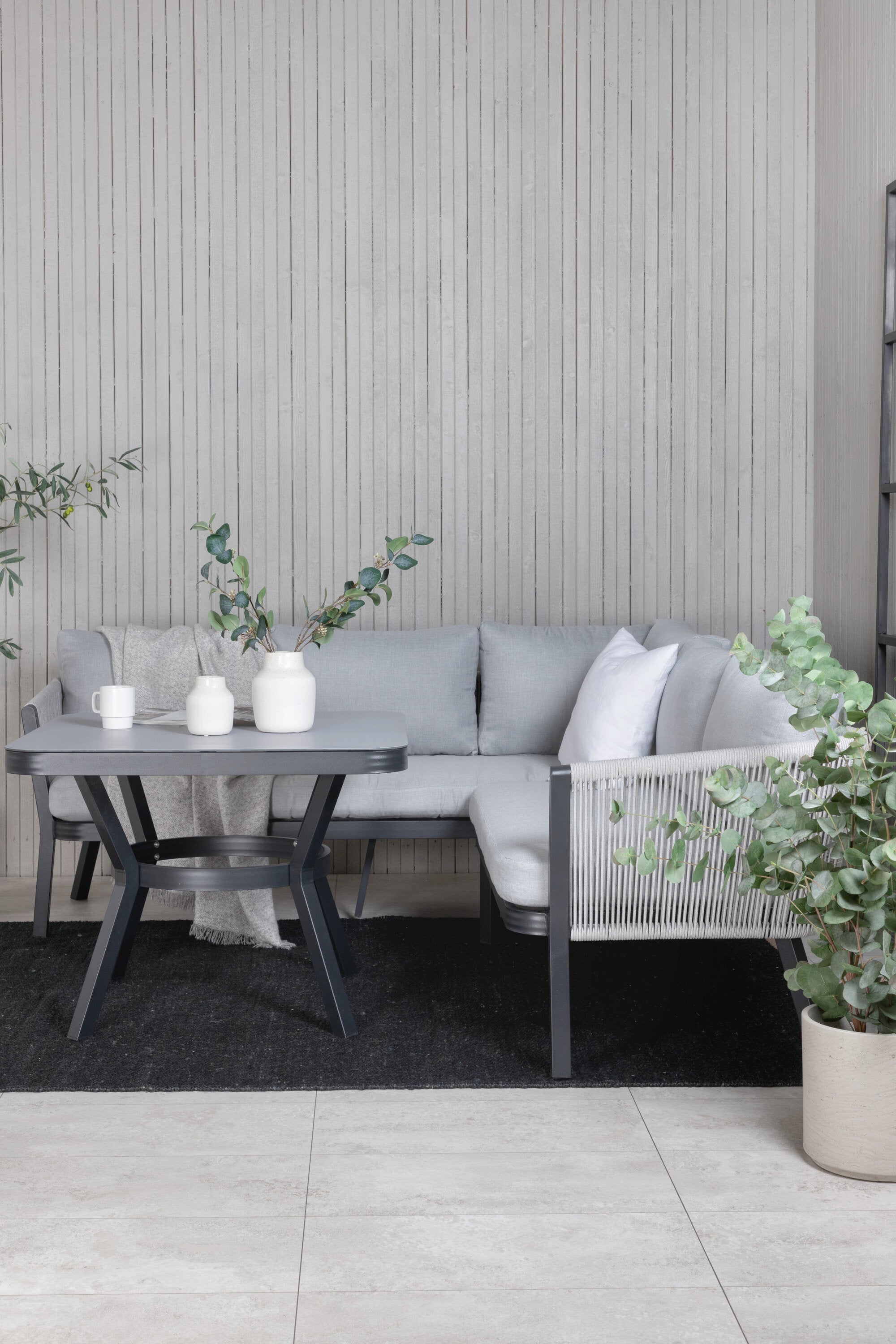 Virya Ecksofa Outdoorset 90cm in Grau / Schwarz präsentiert im Onlineshop von KAQTU Design AG. Loungeset ist von Venture Home