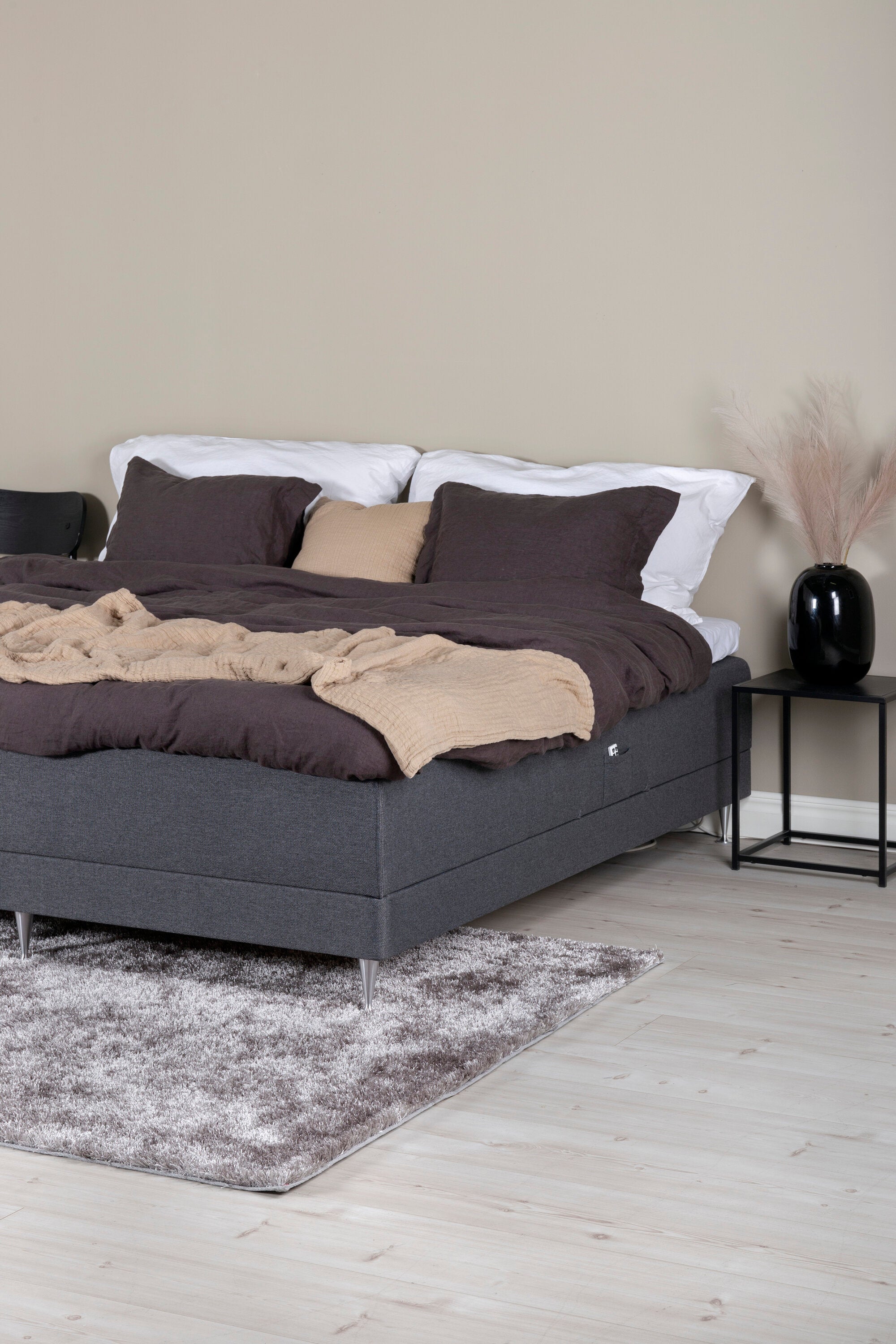 Vansbro Bett in Dunkelgrau präsentiert im Onlineshop von KAQTU Design AG. Bett ist von Venture Home